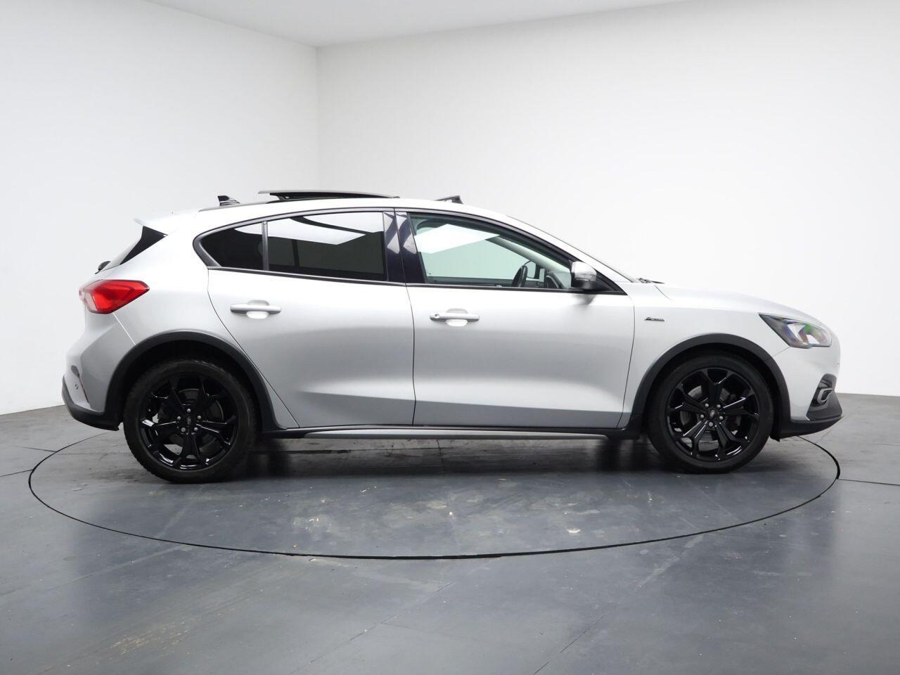 Ford Focus - Image 14