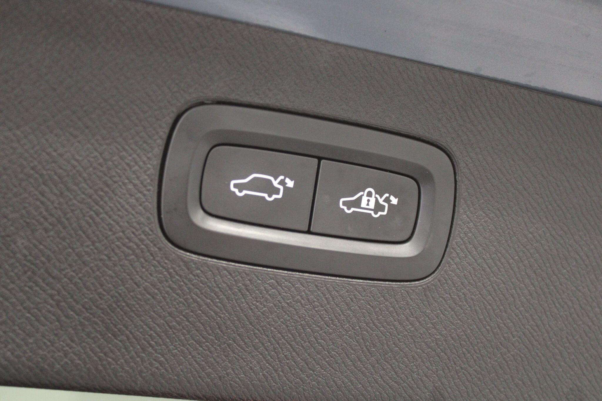 Volvo XC90 - Image 19