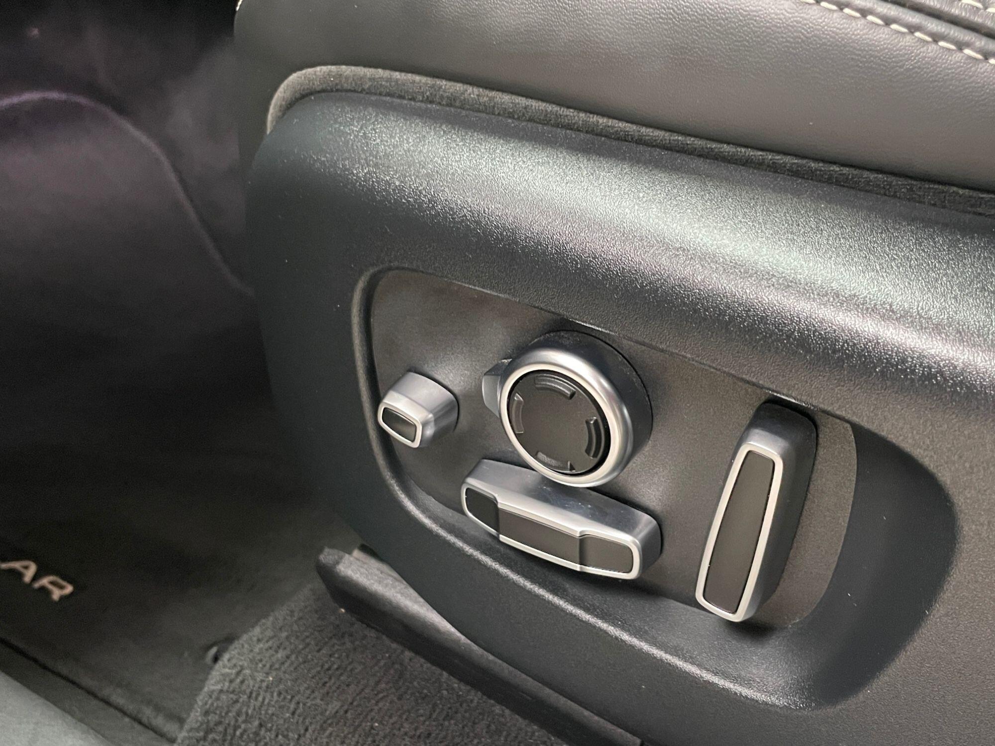 Land Rover Range Rover Velar - Image 36