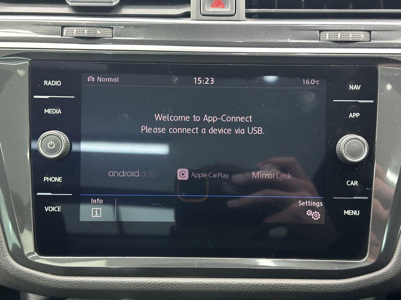 Volkswagen Tiguan - Image 30