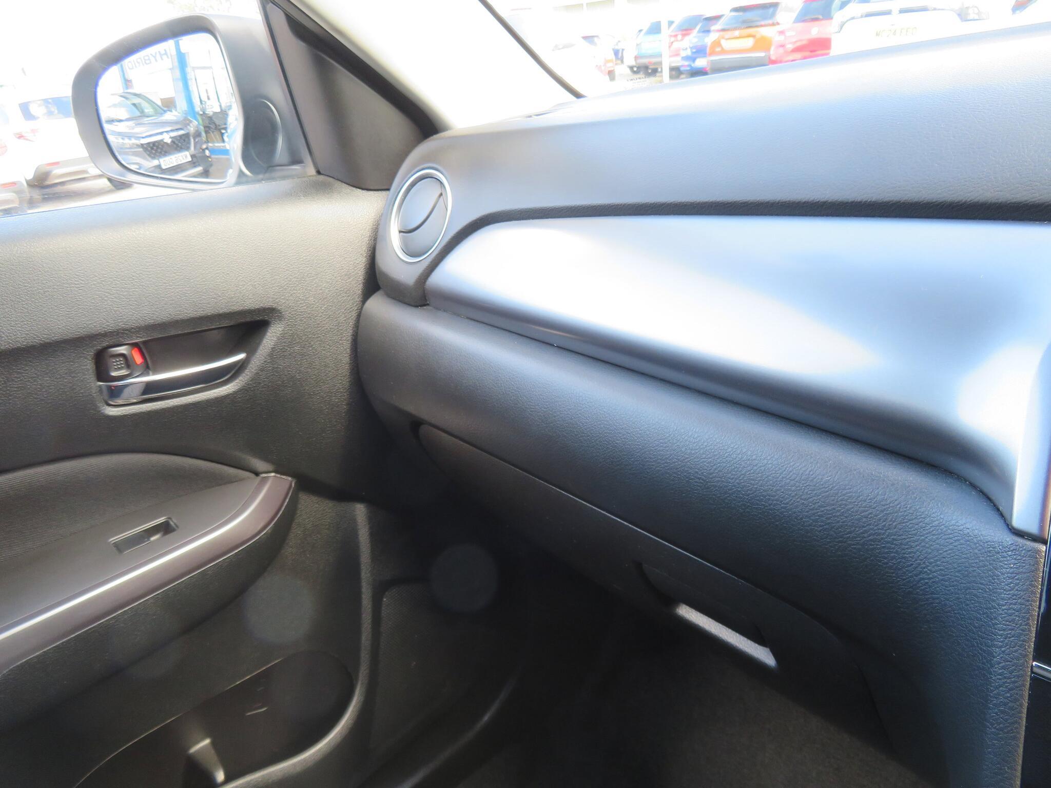 Suzuki Vitara - Image 18