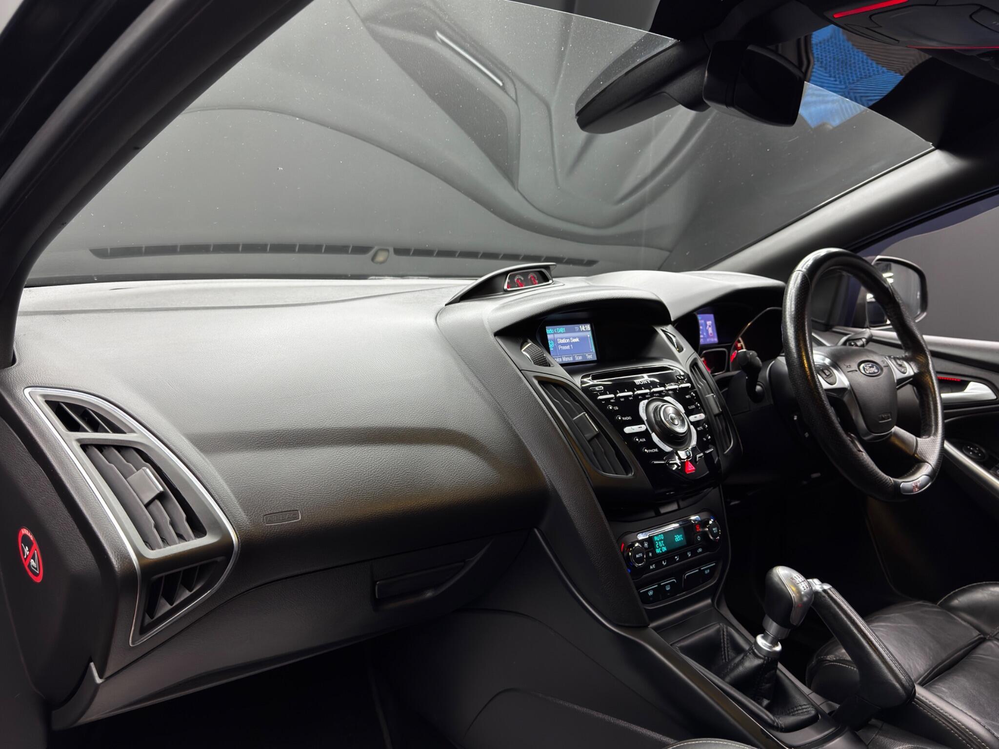 Ford Focus - Image 11