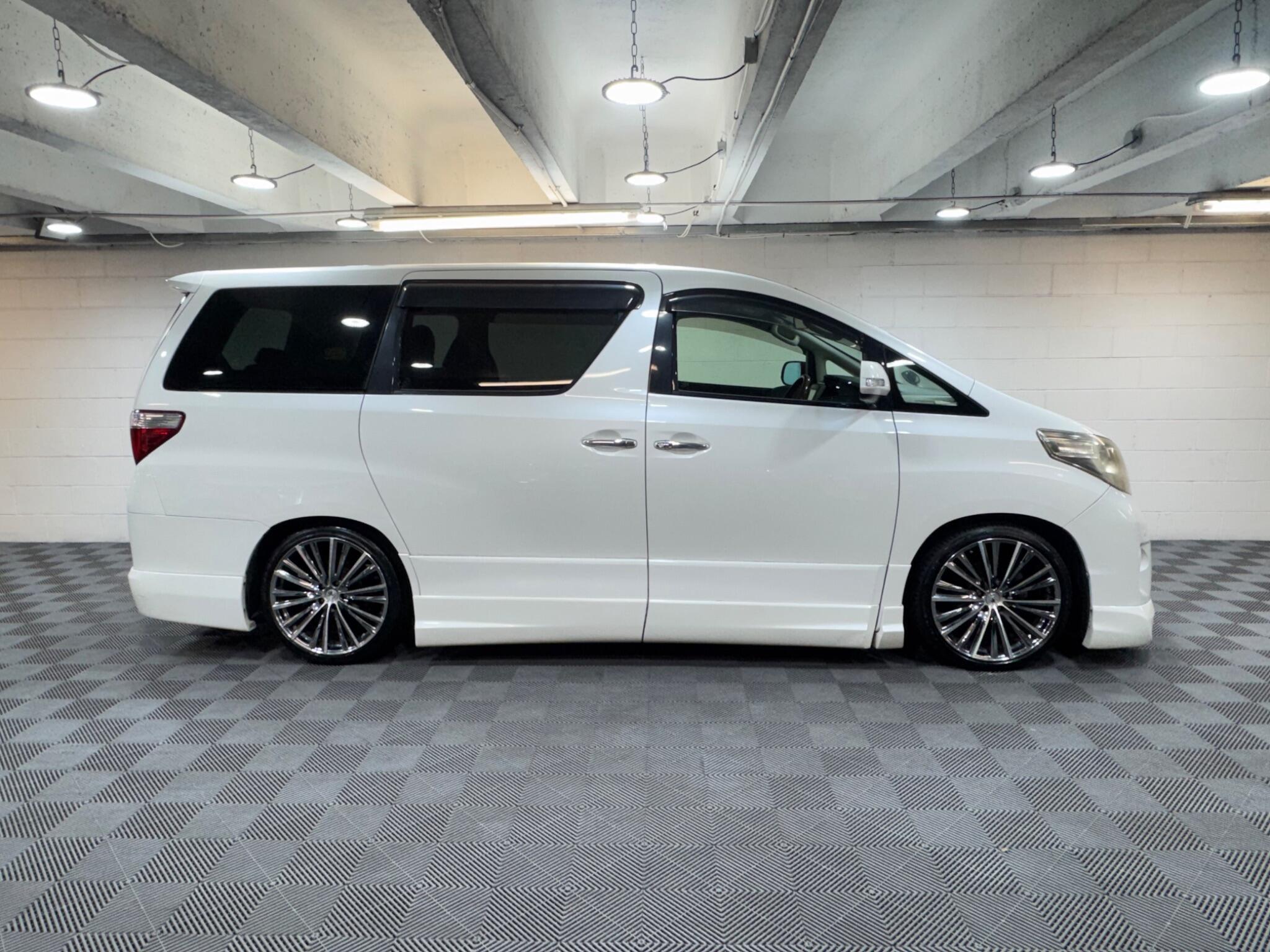 Toyota Alphard - Image 5