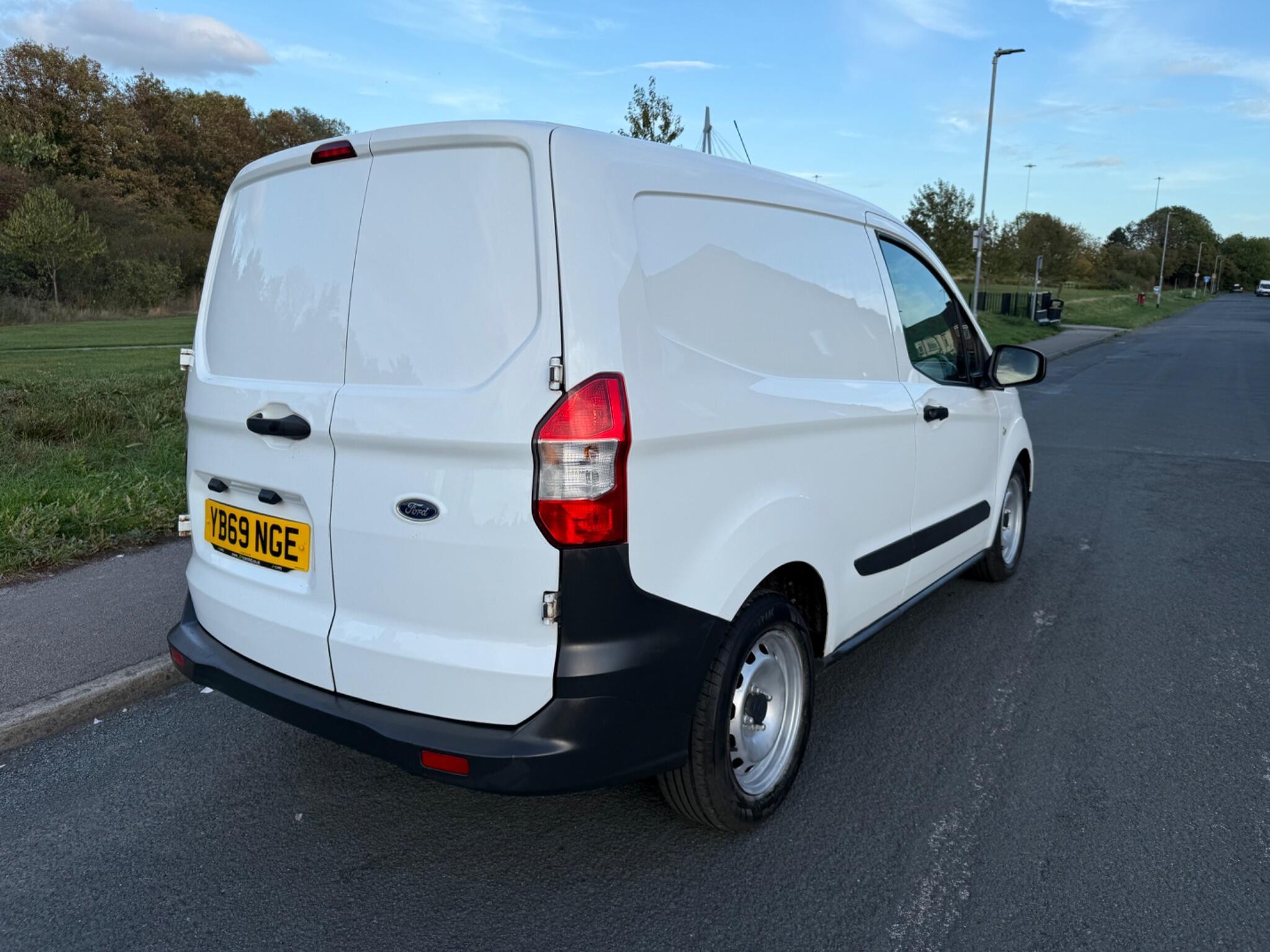 Ford Transit Courier - Image 3