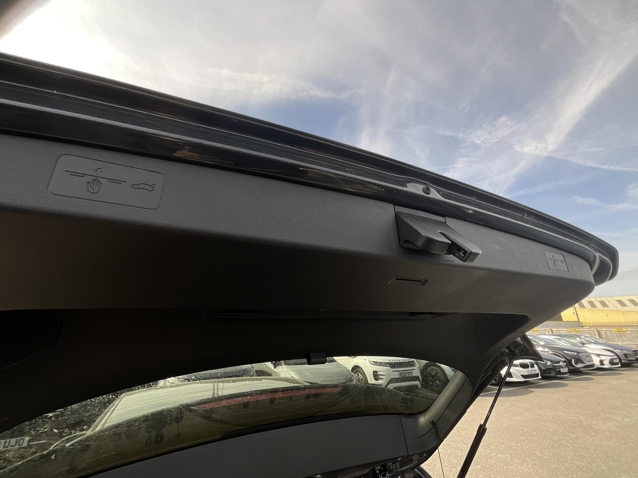 Volkswagen Golf - Image 20