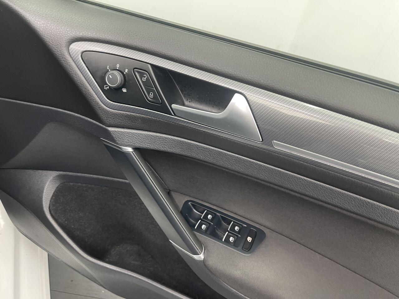 Volkswagen Golf - Image 18