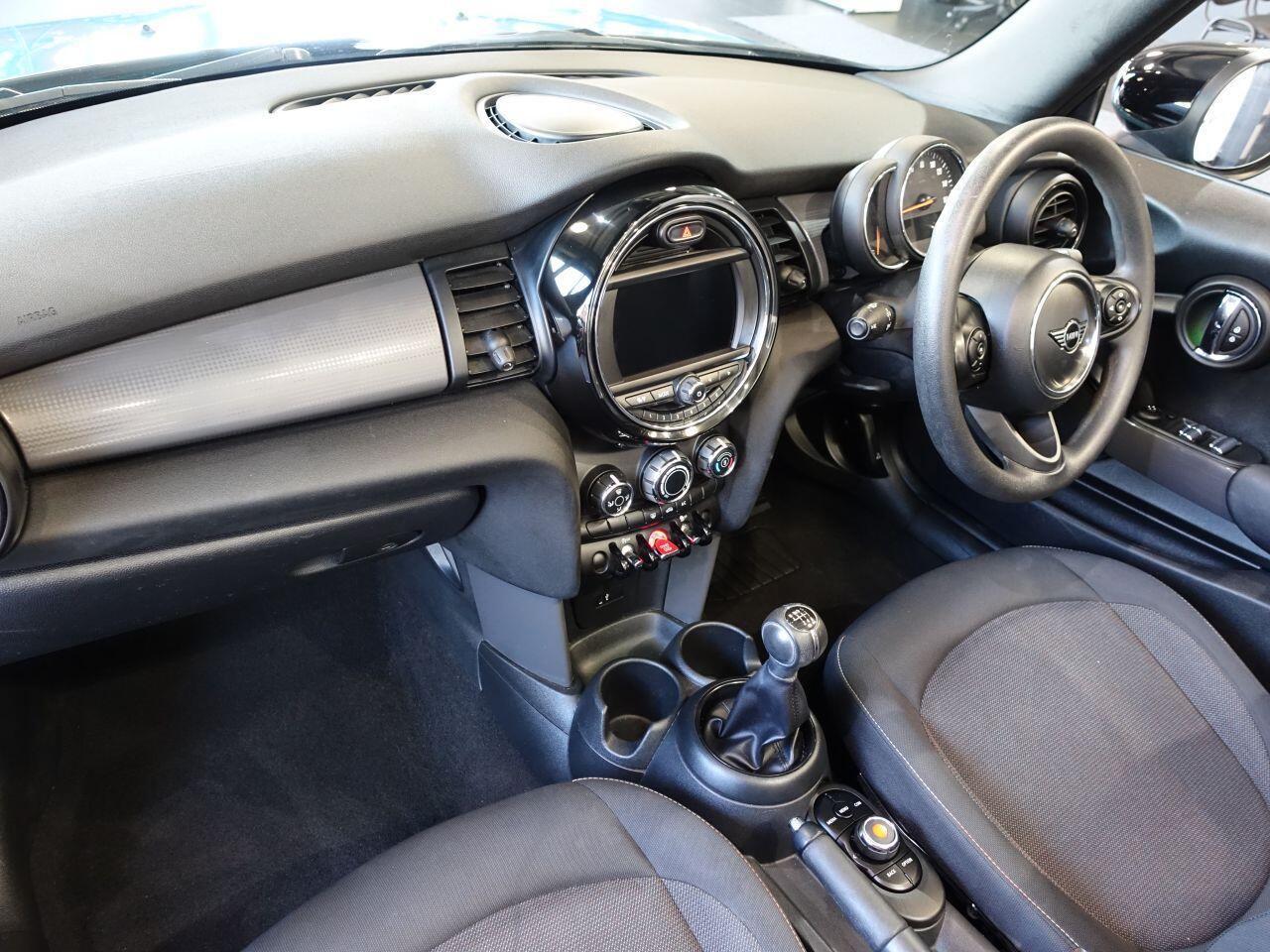 MINI Convertible - Image 18