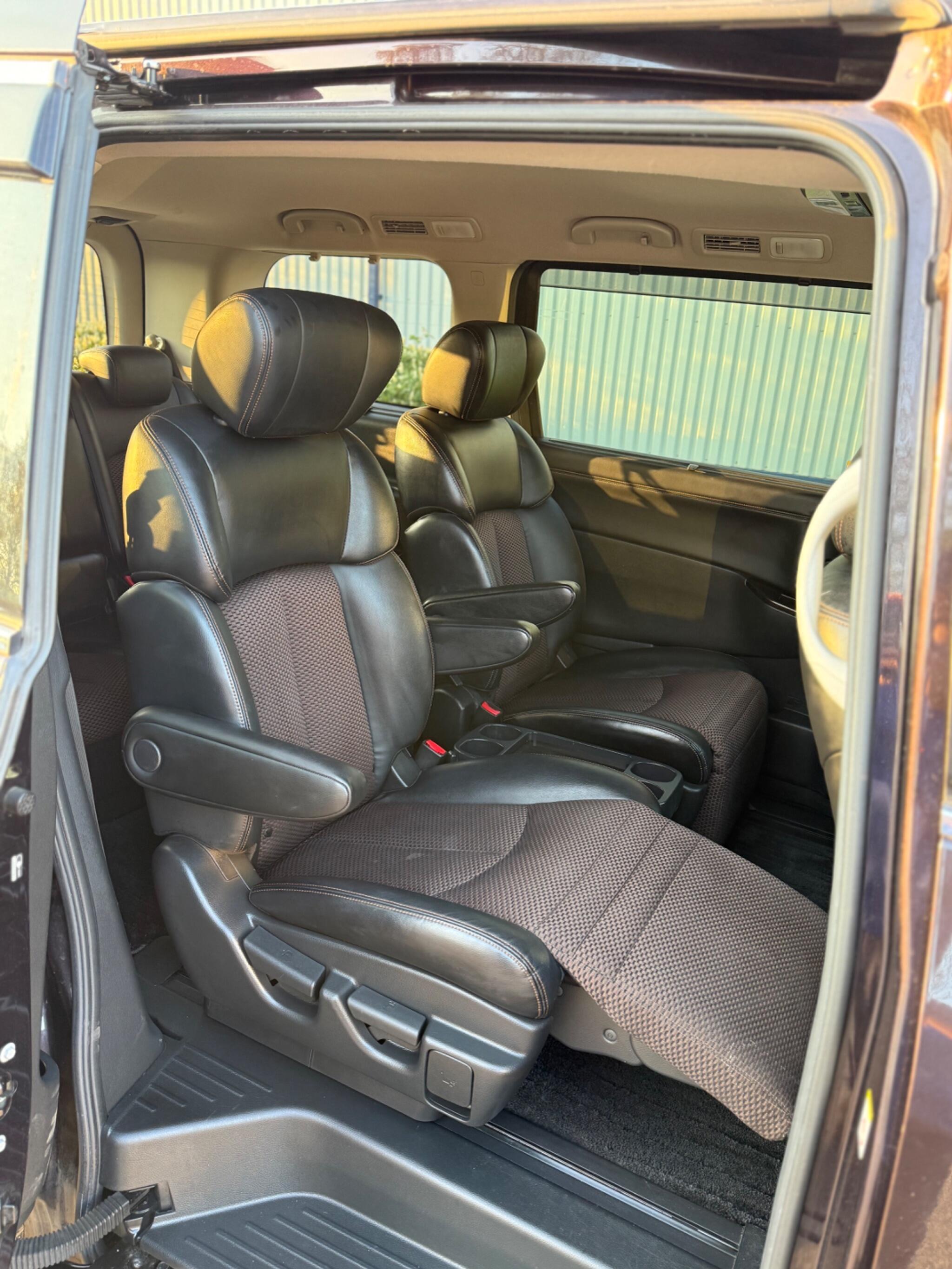 Nissan Elgrand - Image 27