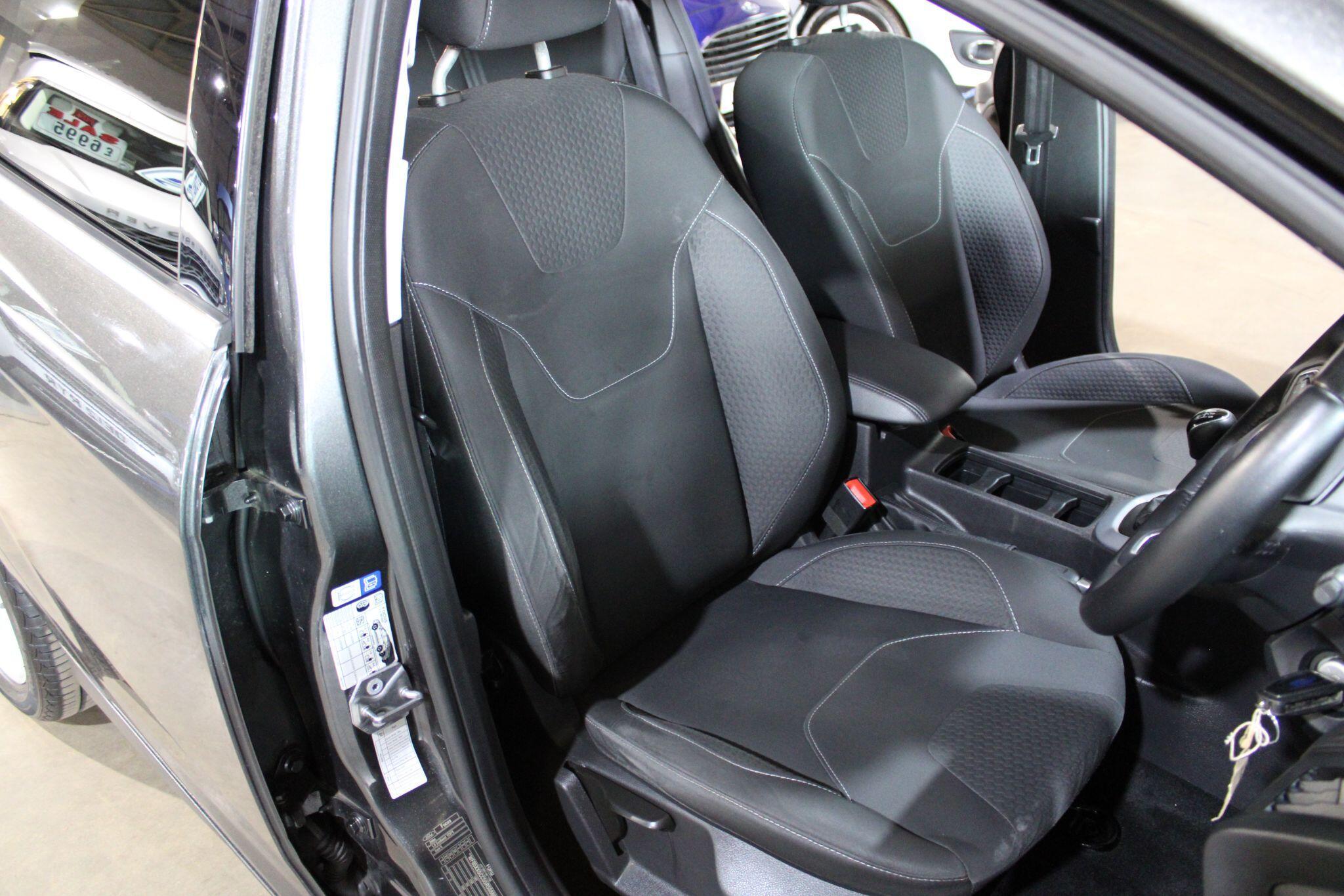 Ford Focus - Image 2