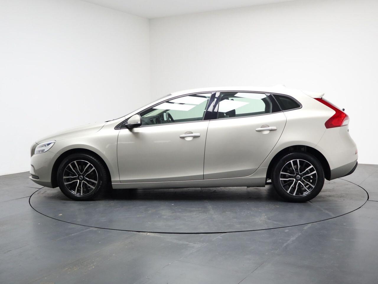 Volvo V40 - Image 8
