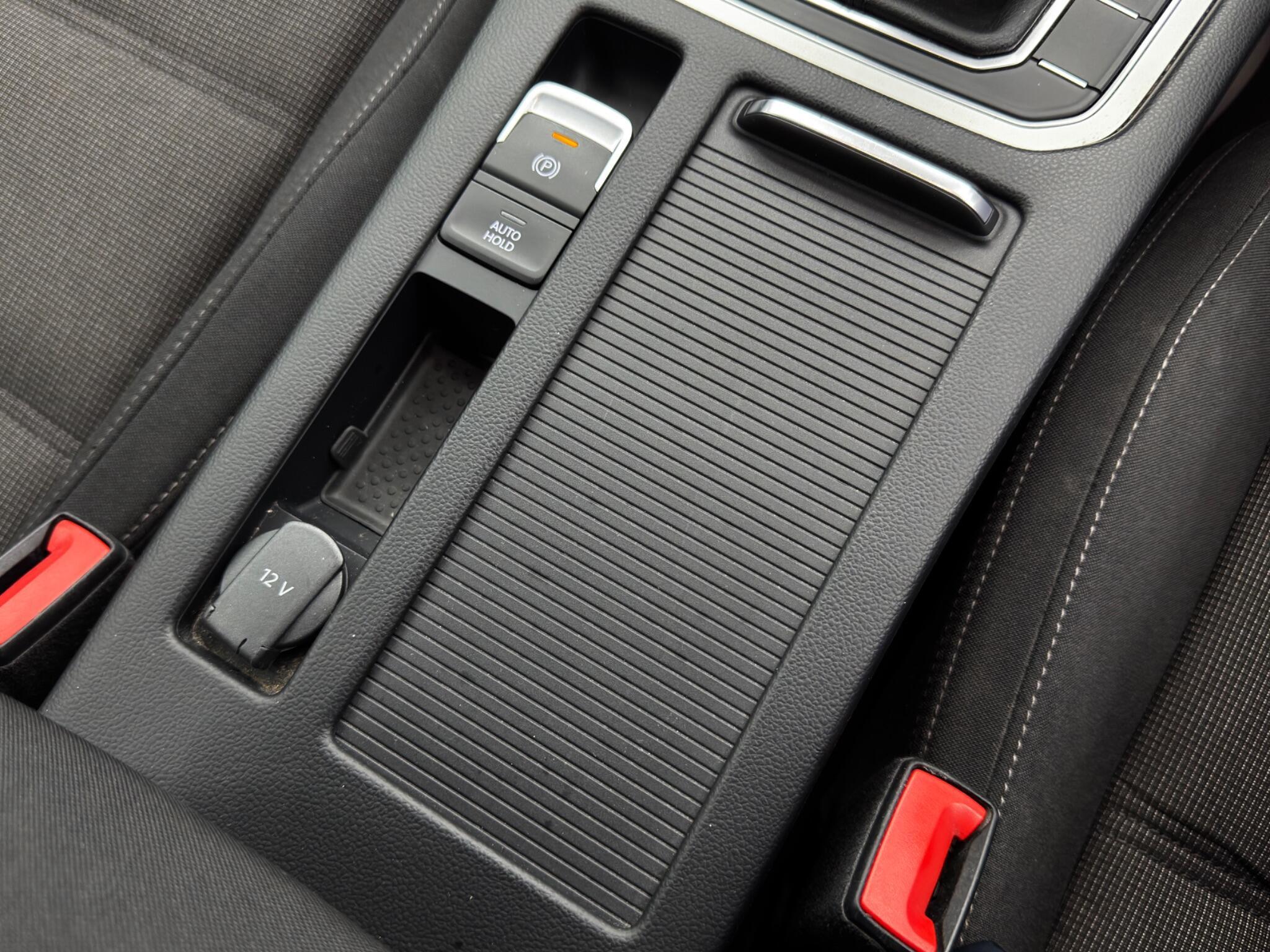 Volkswagen Passat - Image 25