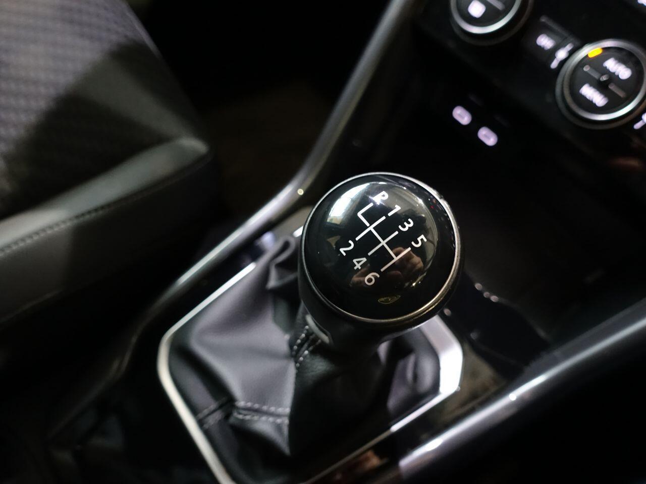 Volkswagen T-Roc - Image 36