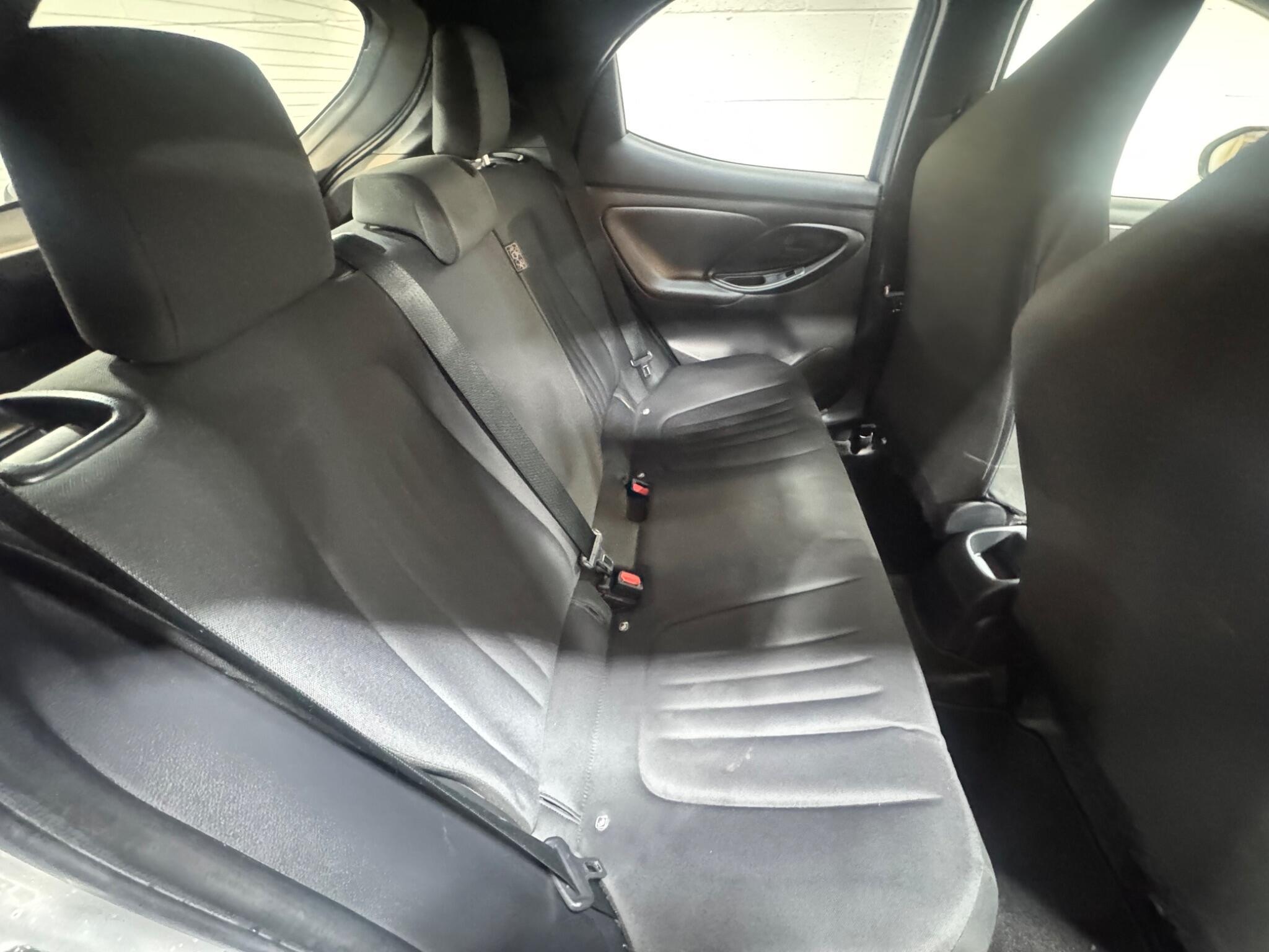 Toyota Yaris - Image 11