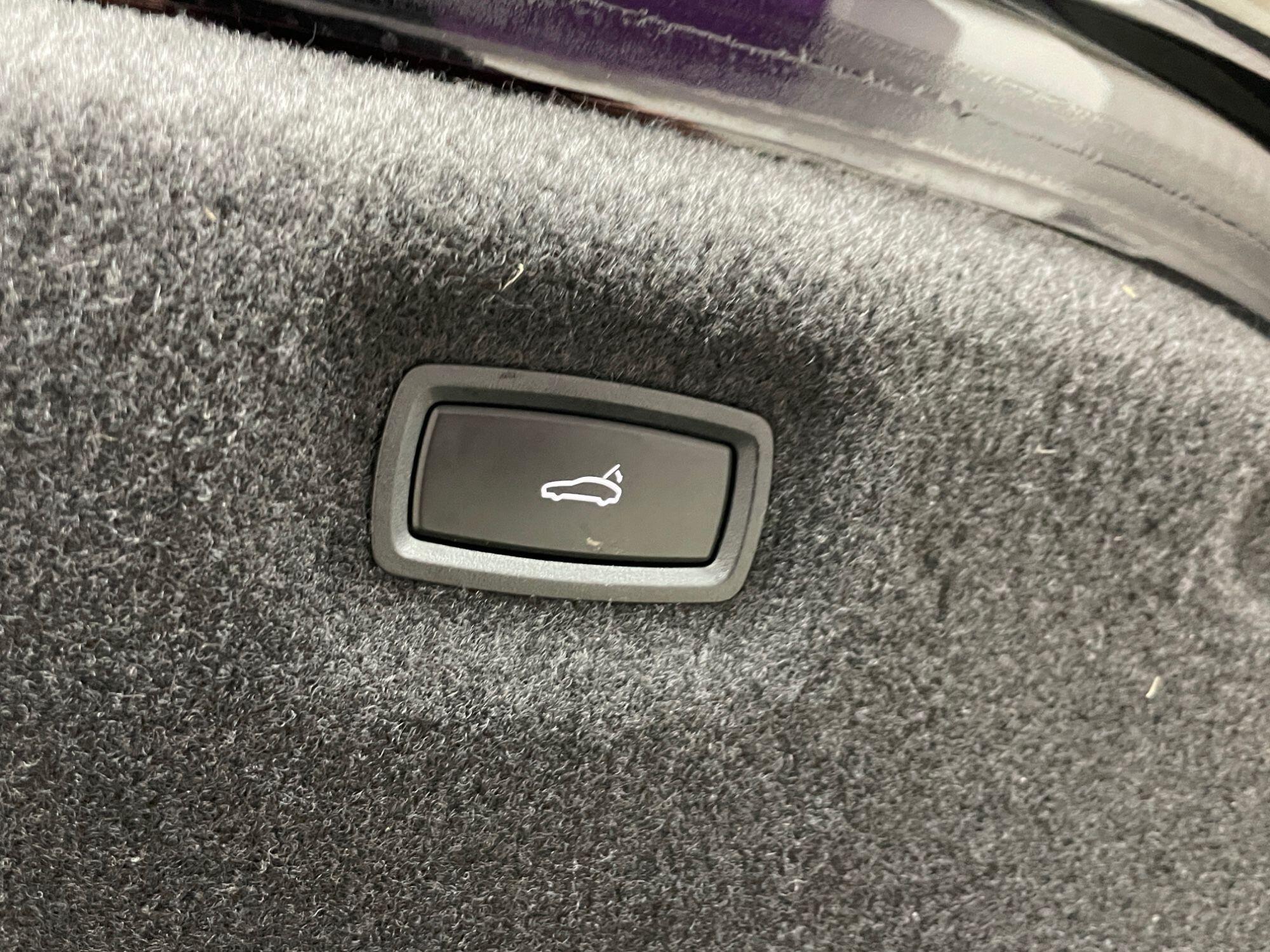 Porsche Taycan - Image 19