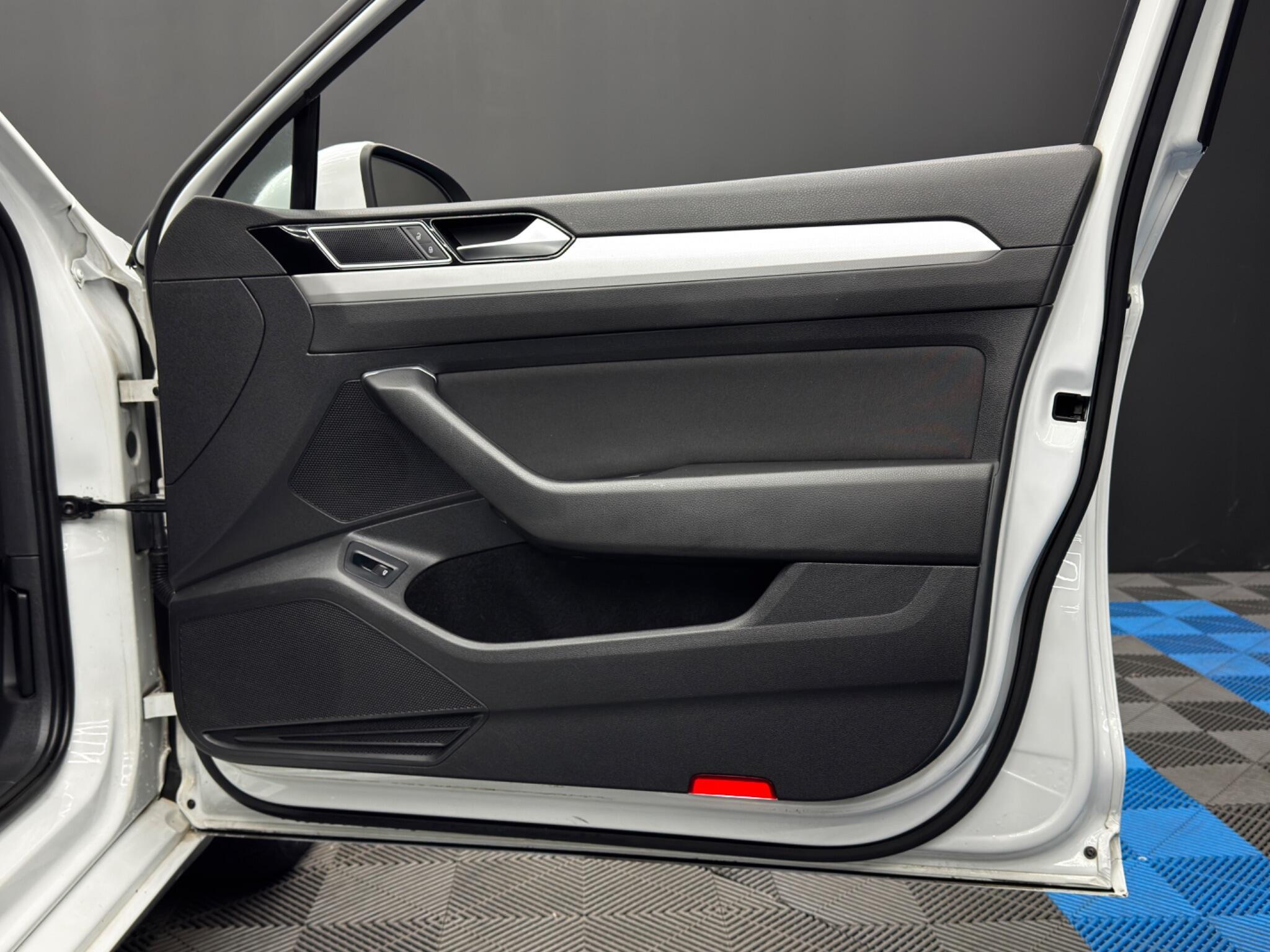 Volkswagen Passat - Image 37