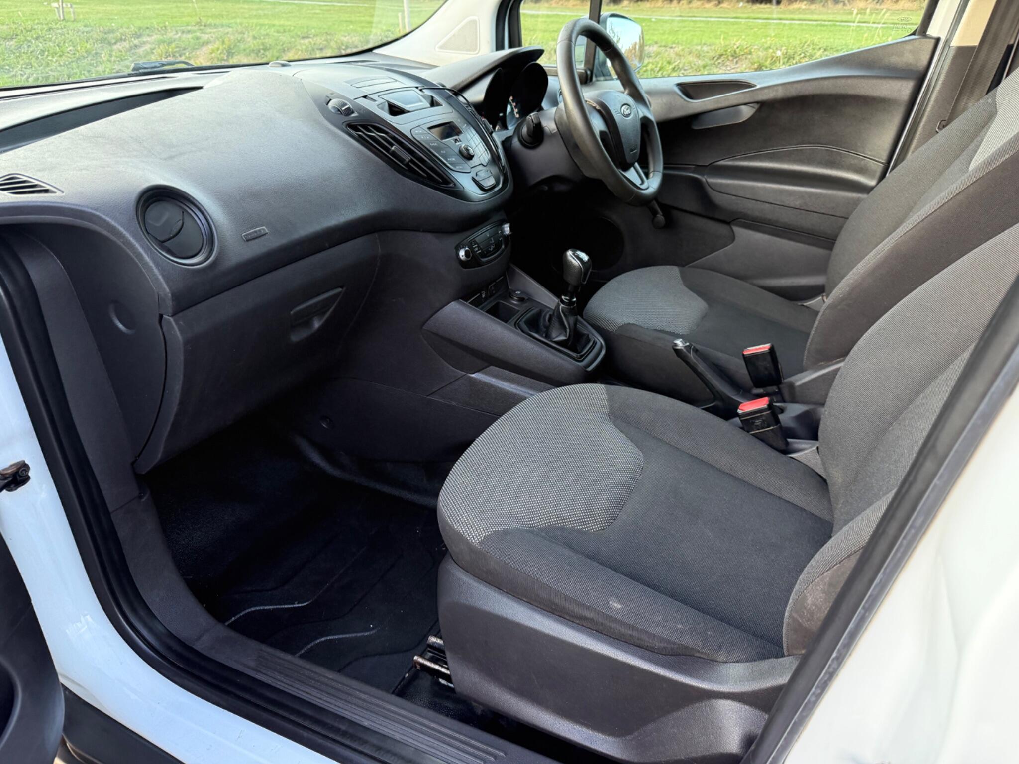 Ford Transit Courier - Image 10