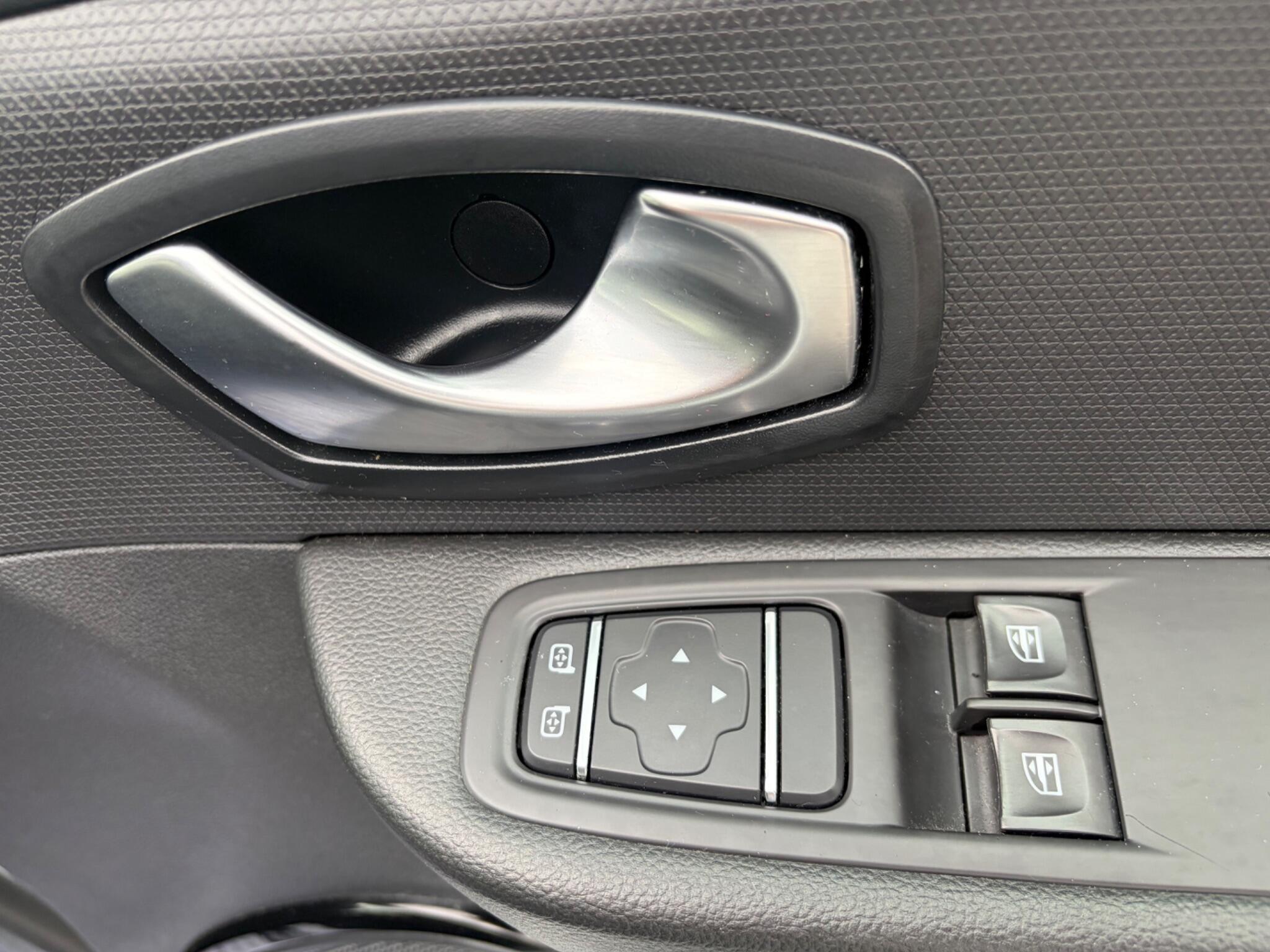 Renault Clio - Image 29