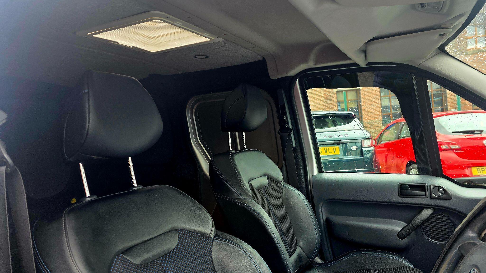 Ford Transit Connect - Image 12