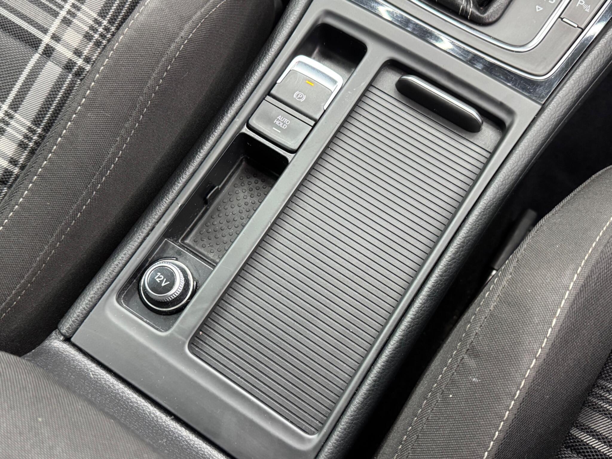 Volkswagen Golf - Image 24