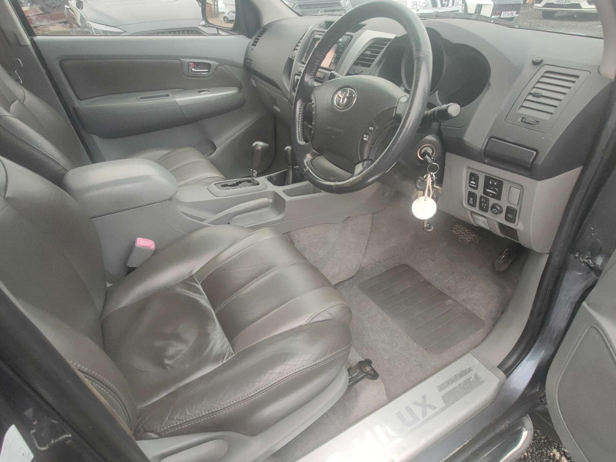 Toyota Hilux - Image 12