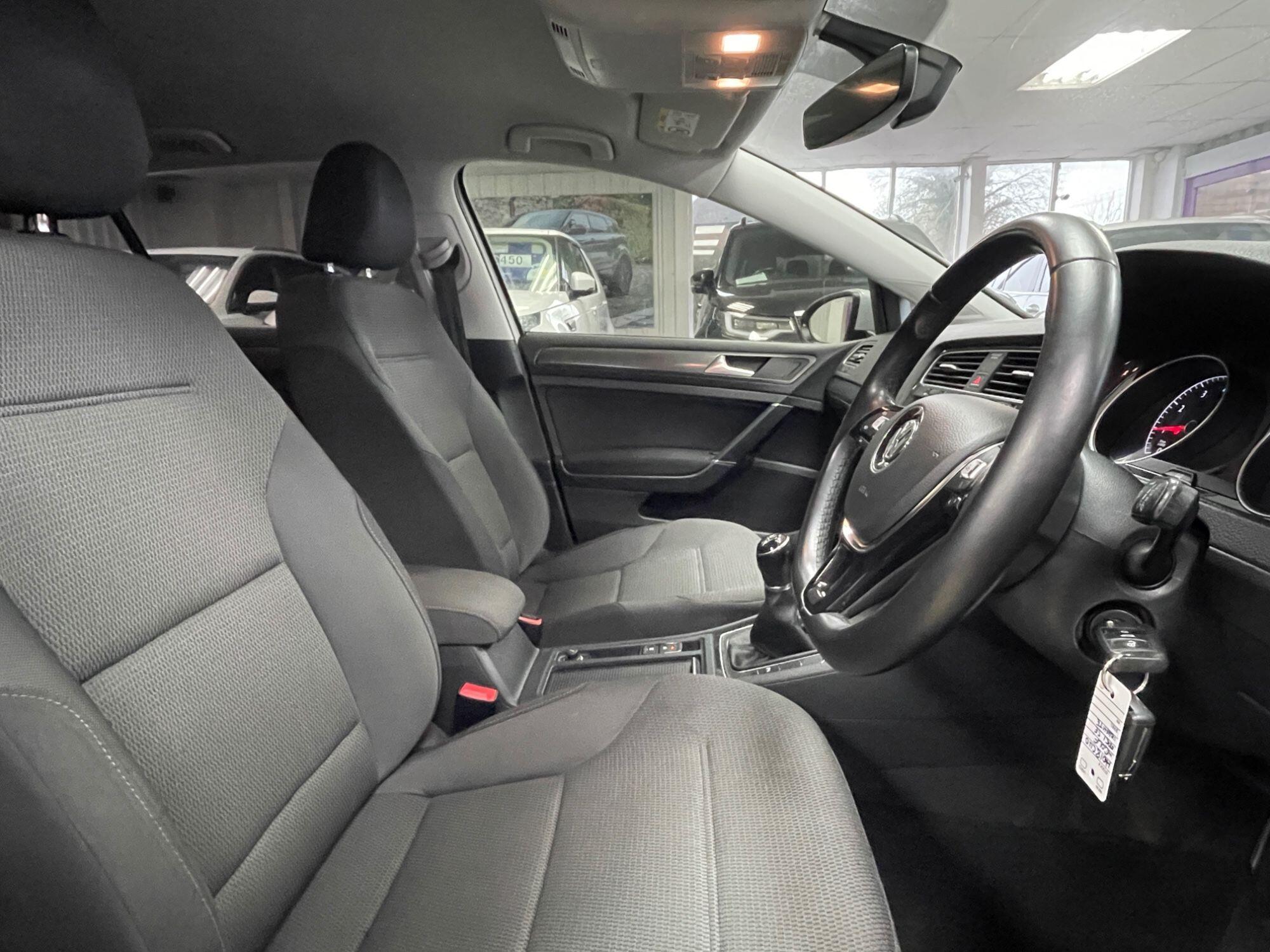 Volkswagen Golf - Image 25