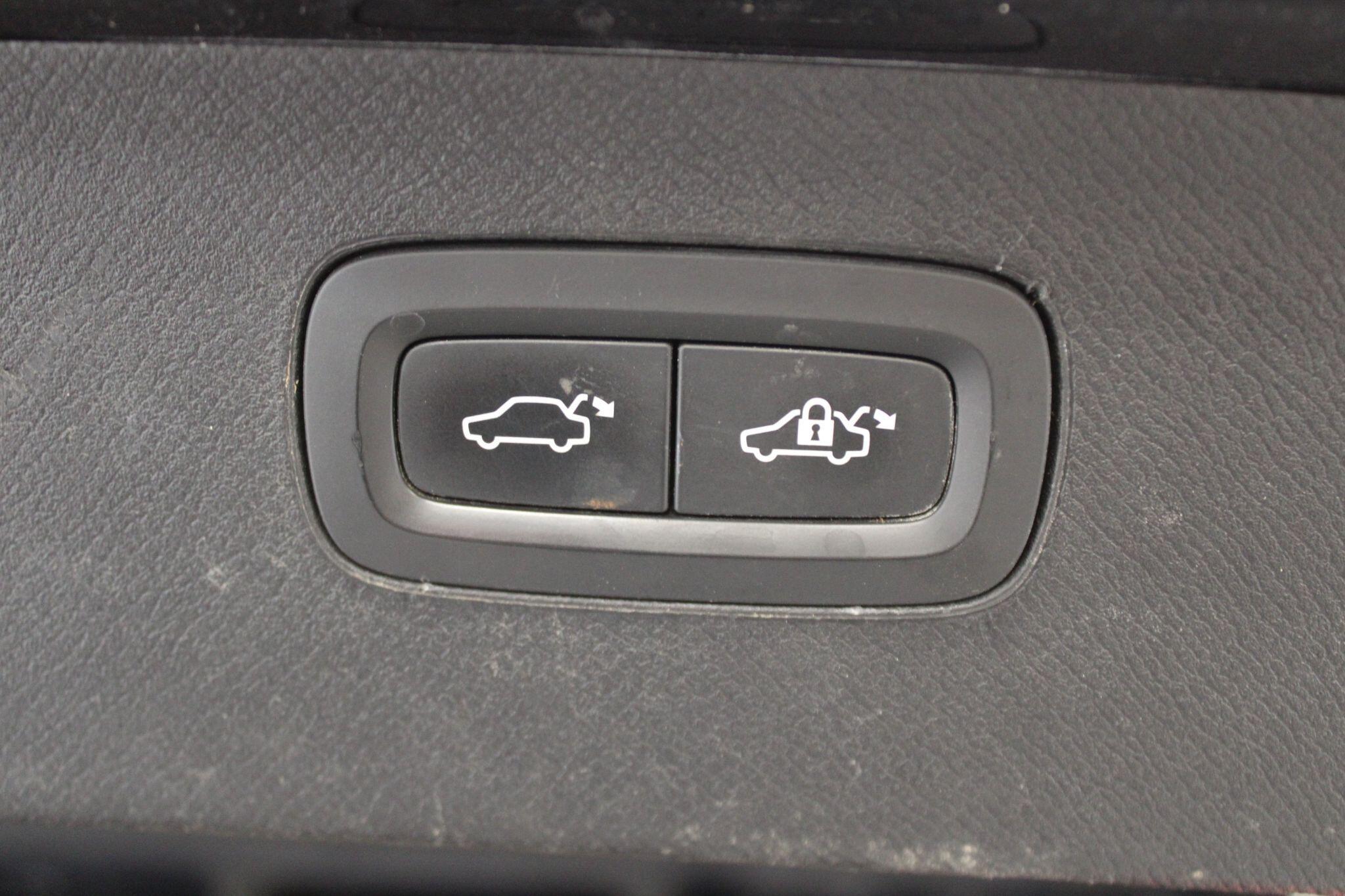 Volvo XC90 - Image 25