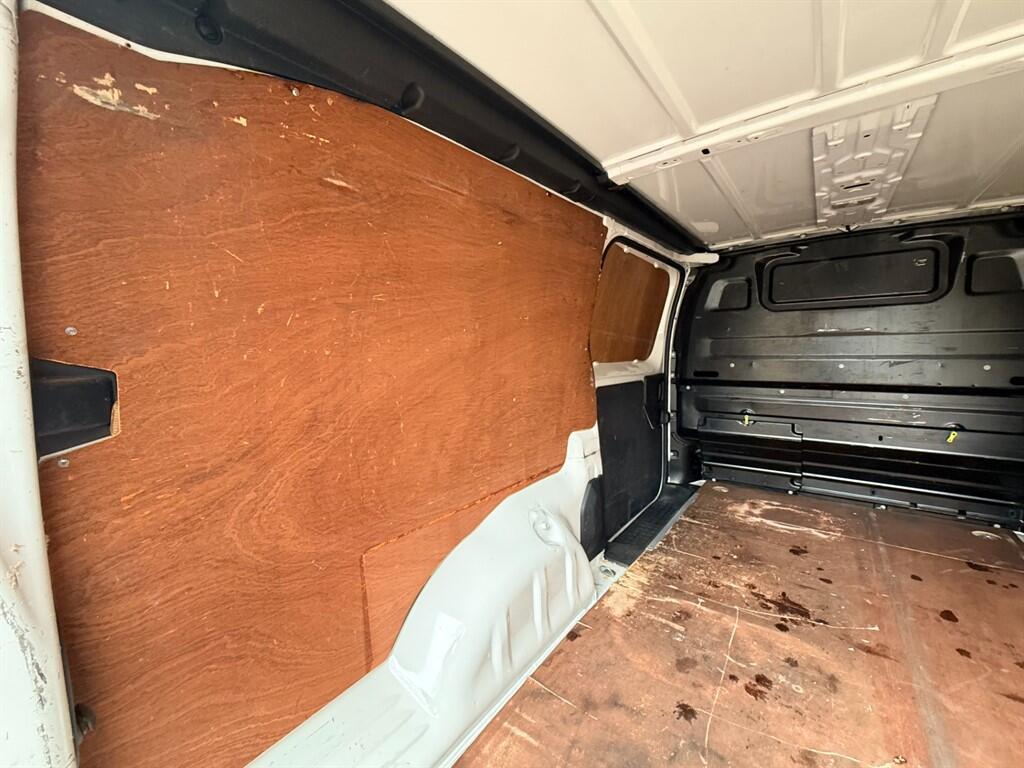 Vauxhall Vivaro - Image 11