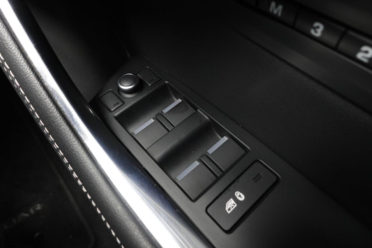 Jaguar XE - Image 52