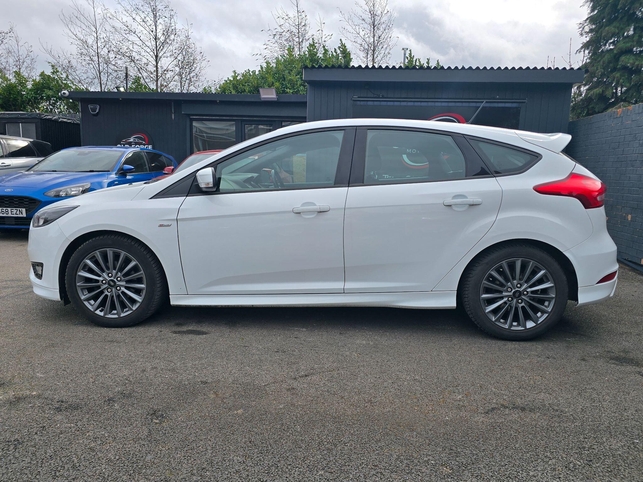Ford Focus - Image 18