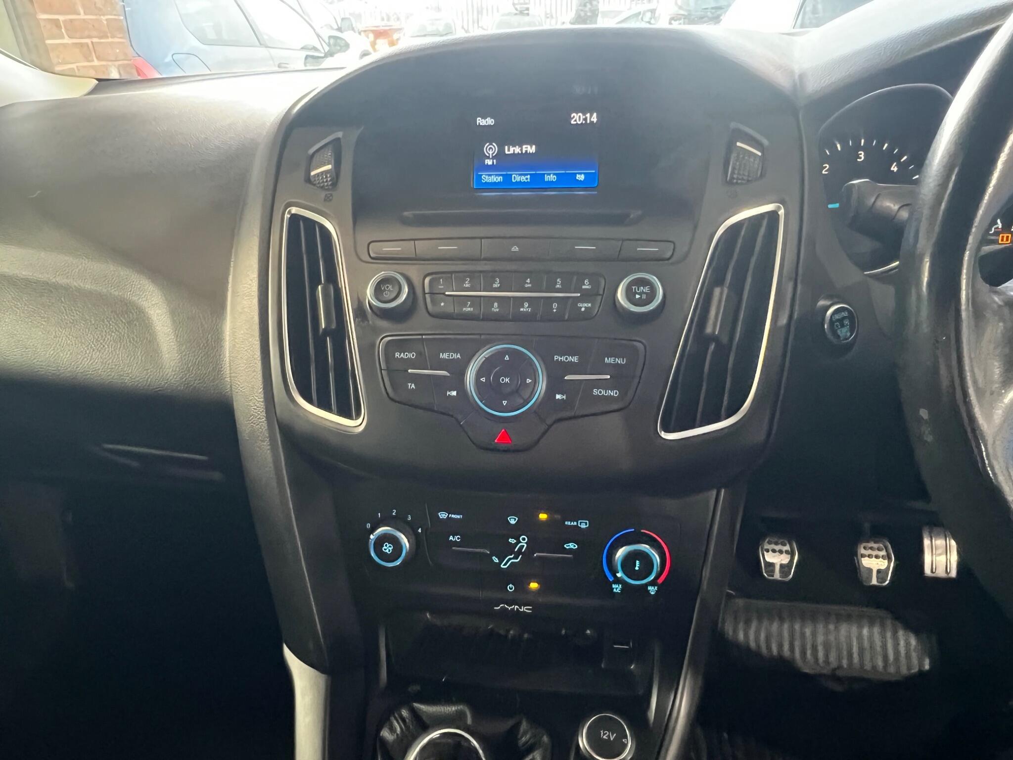 Ford Focus - Image 21