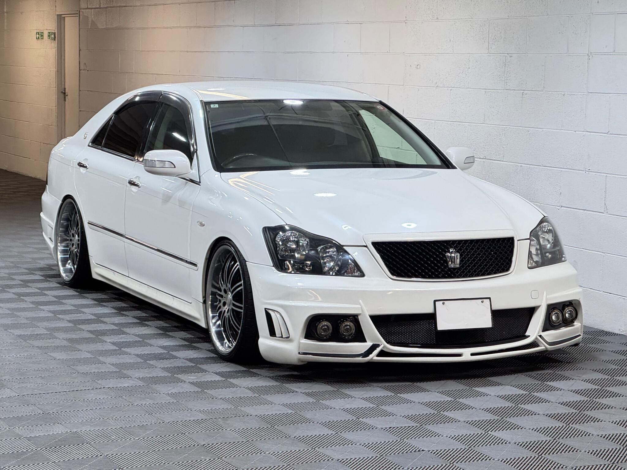 Toyota CROWN - Image 2