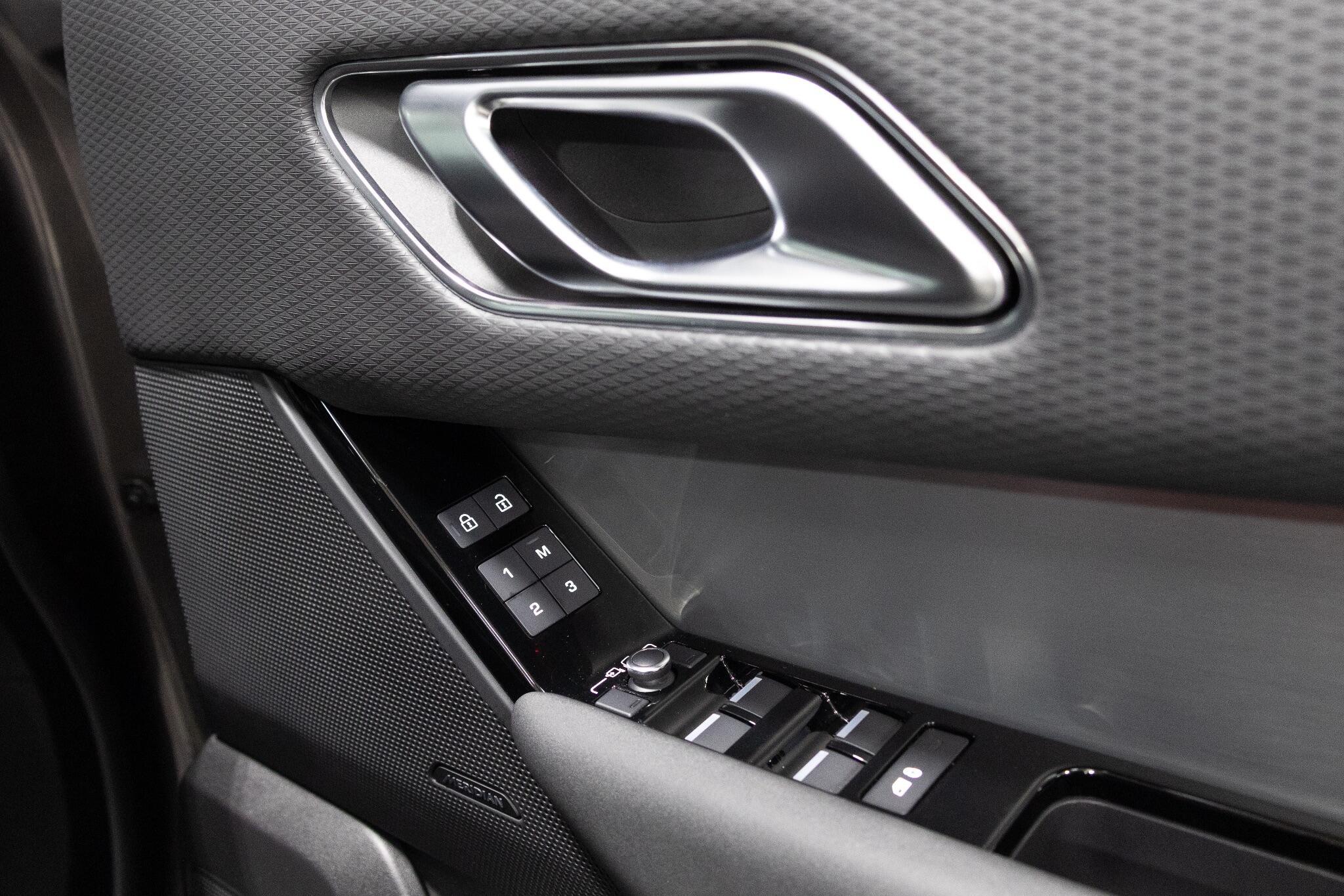 Land Rover Range Rover Velar - Image 16