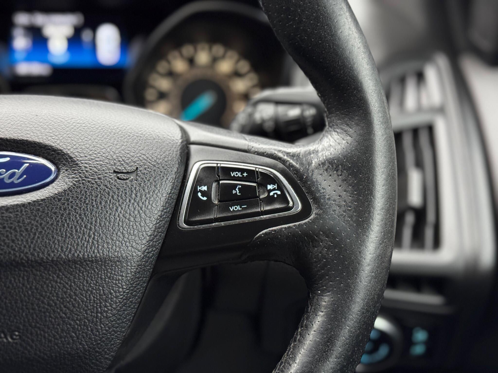 Ford Focus - Image 21