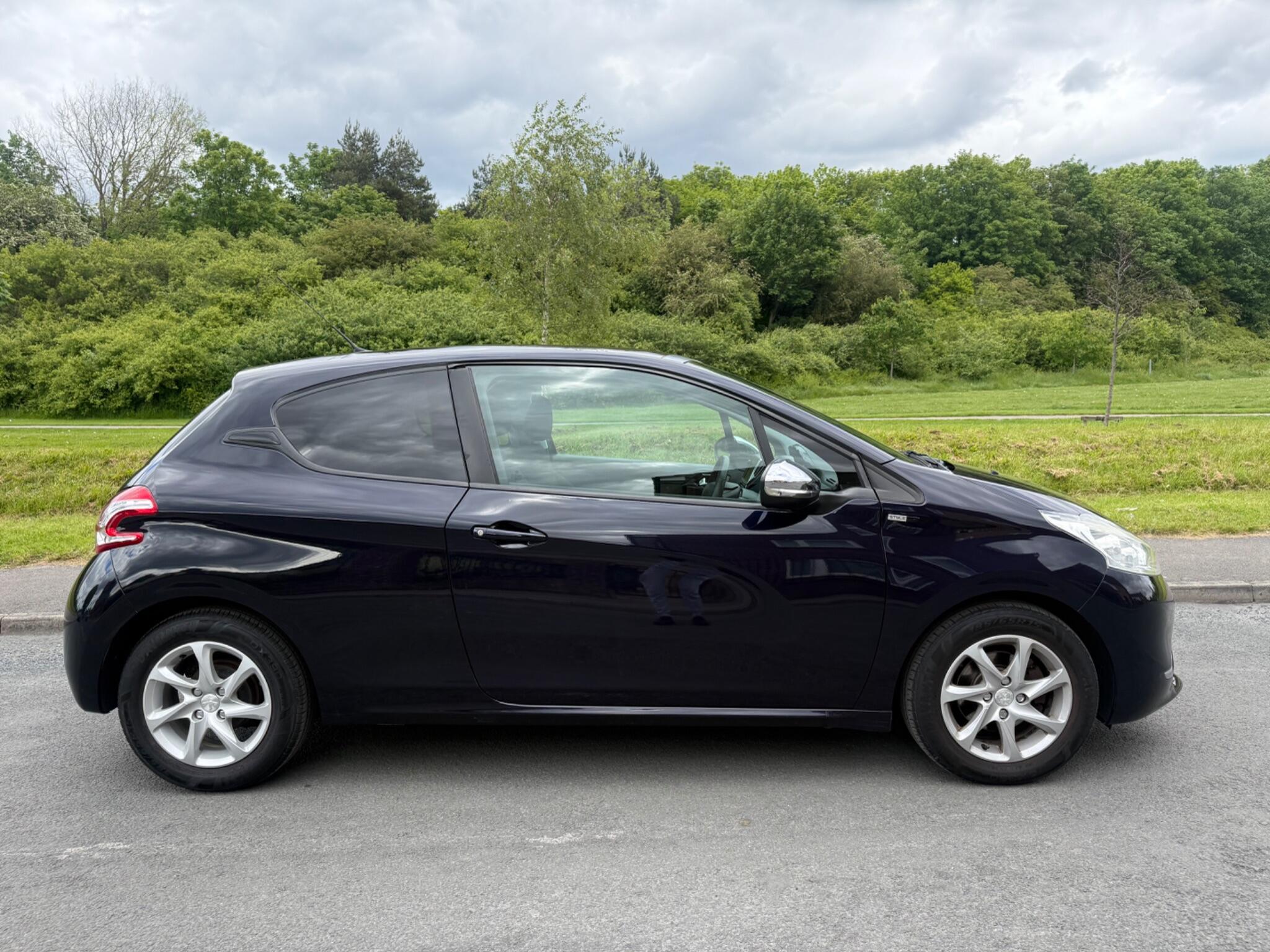 Peugeot 208 - Image 2