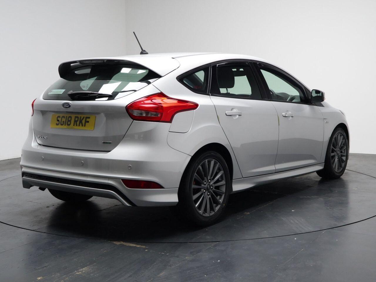 Ford Focus - Image 12