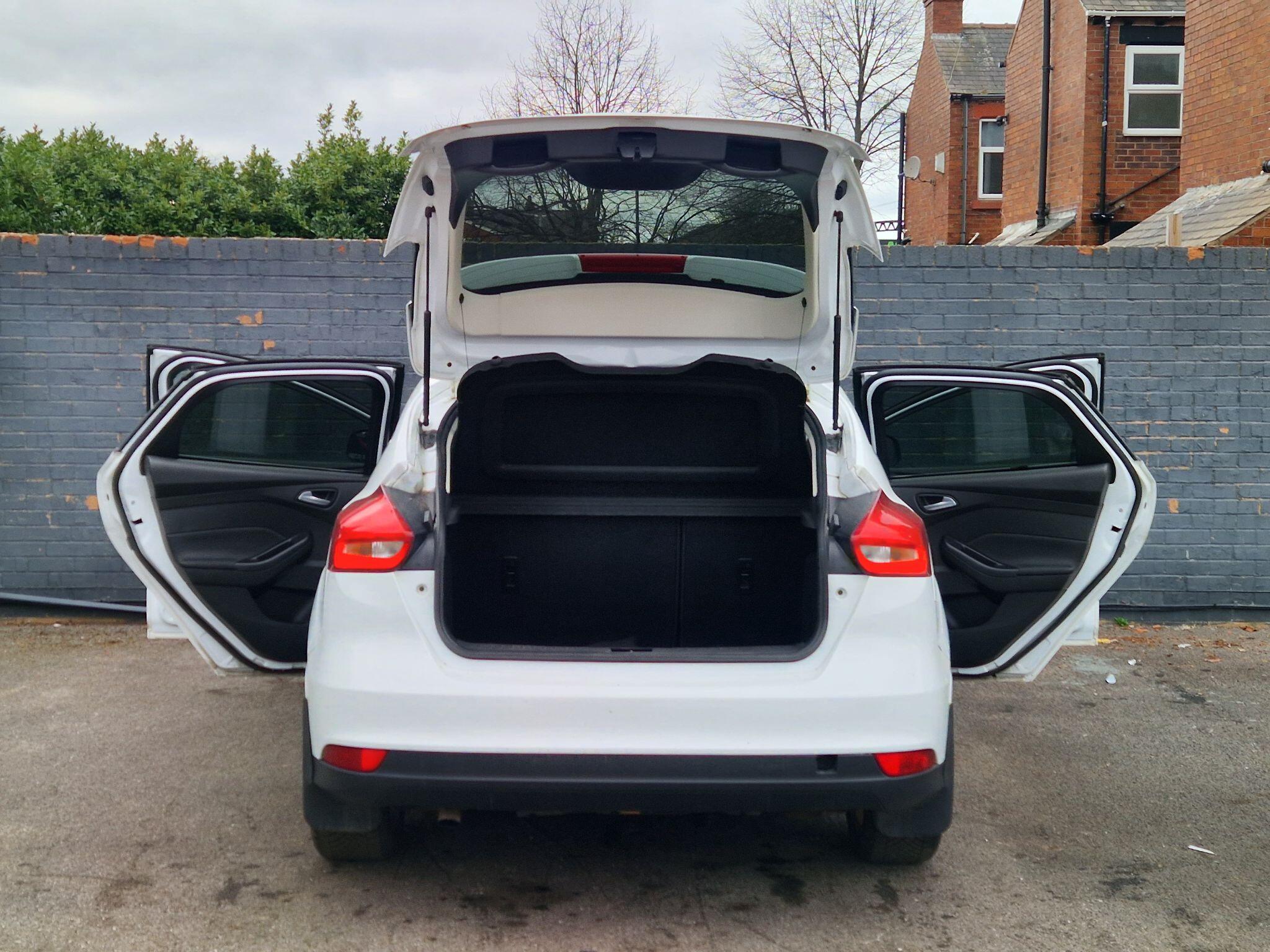 Ford Focus - Image 20