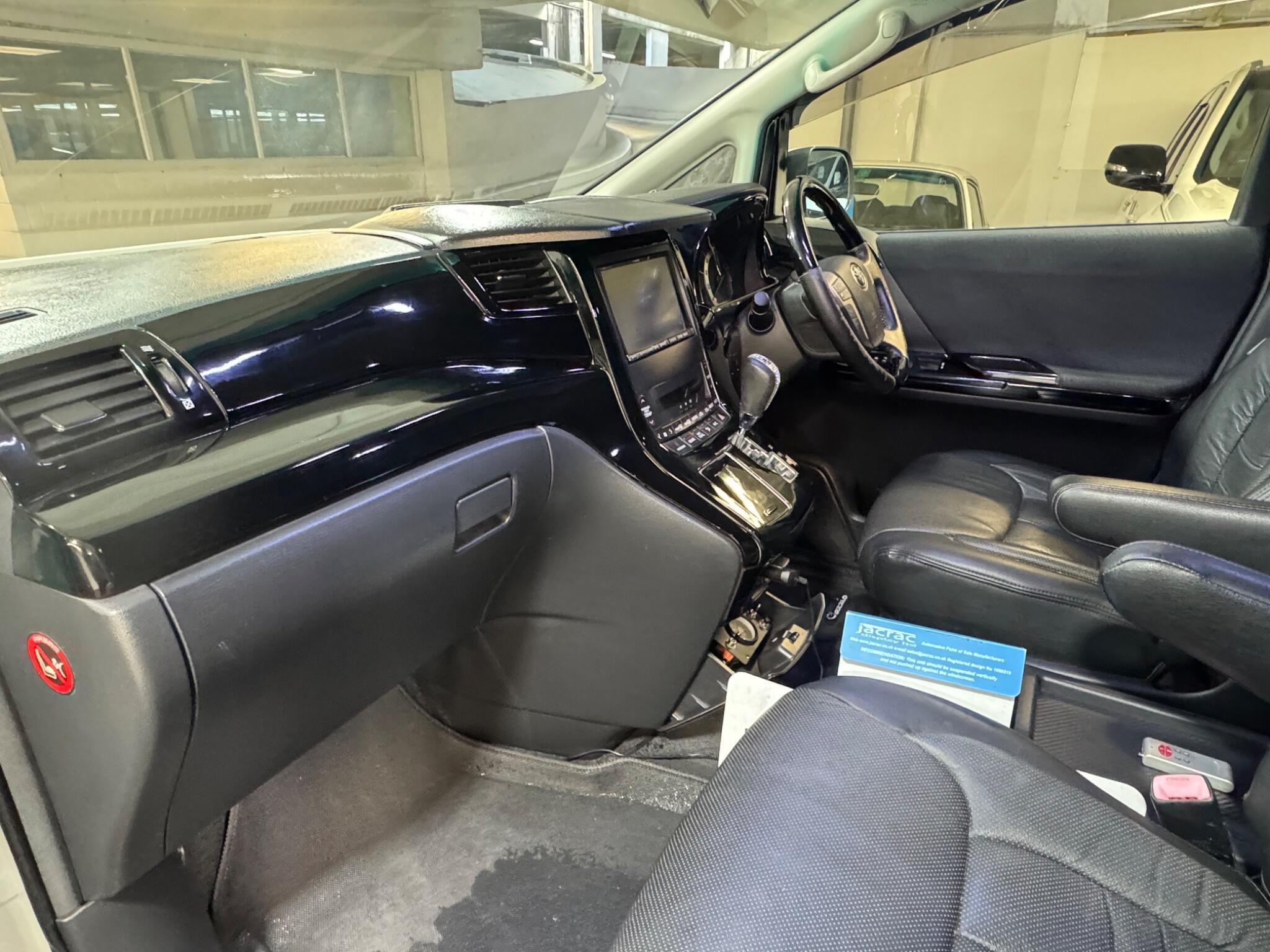 Toyota Vellfire - Image 11