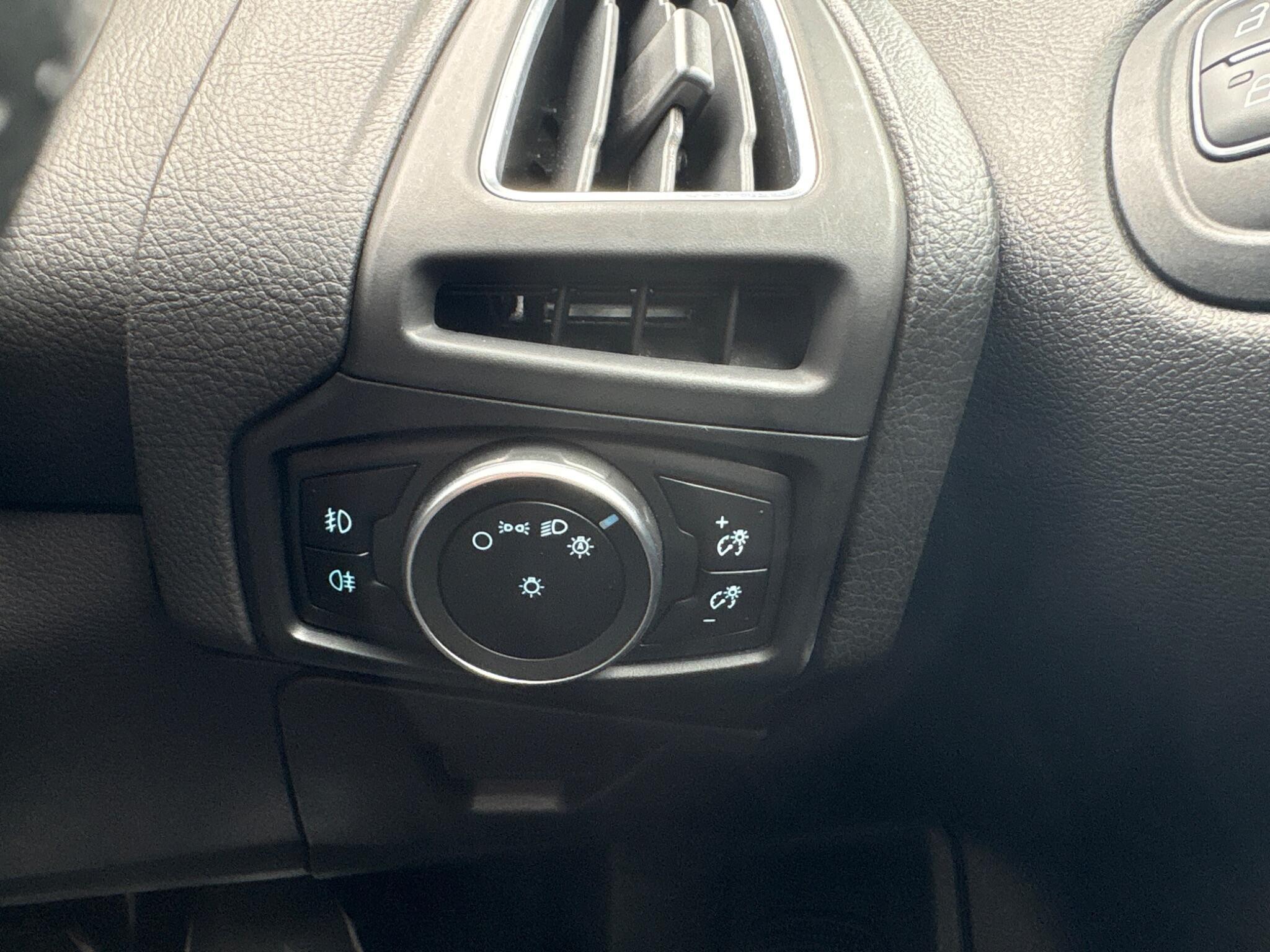 Ford Focus - Image 37