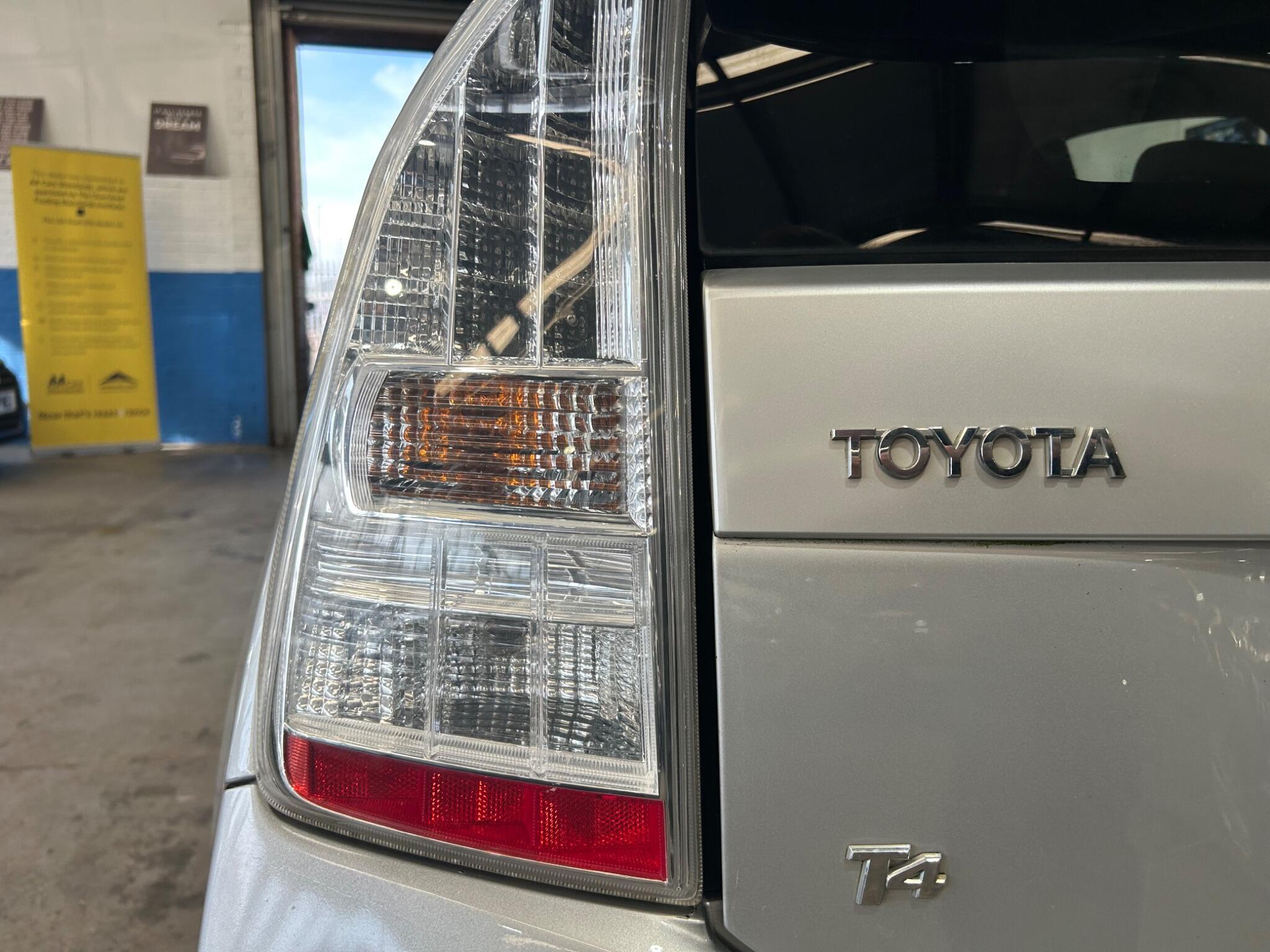 Toyota Prius - Image 32