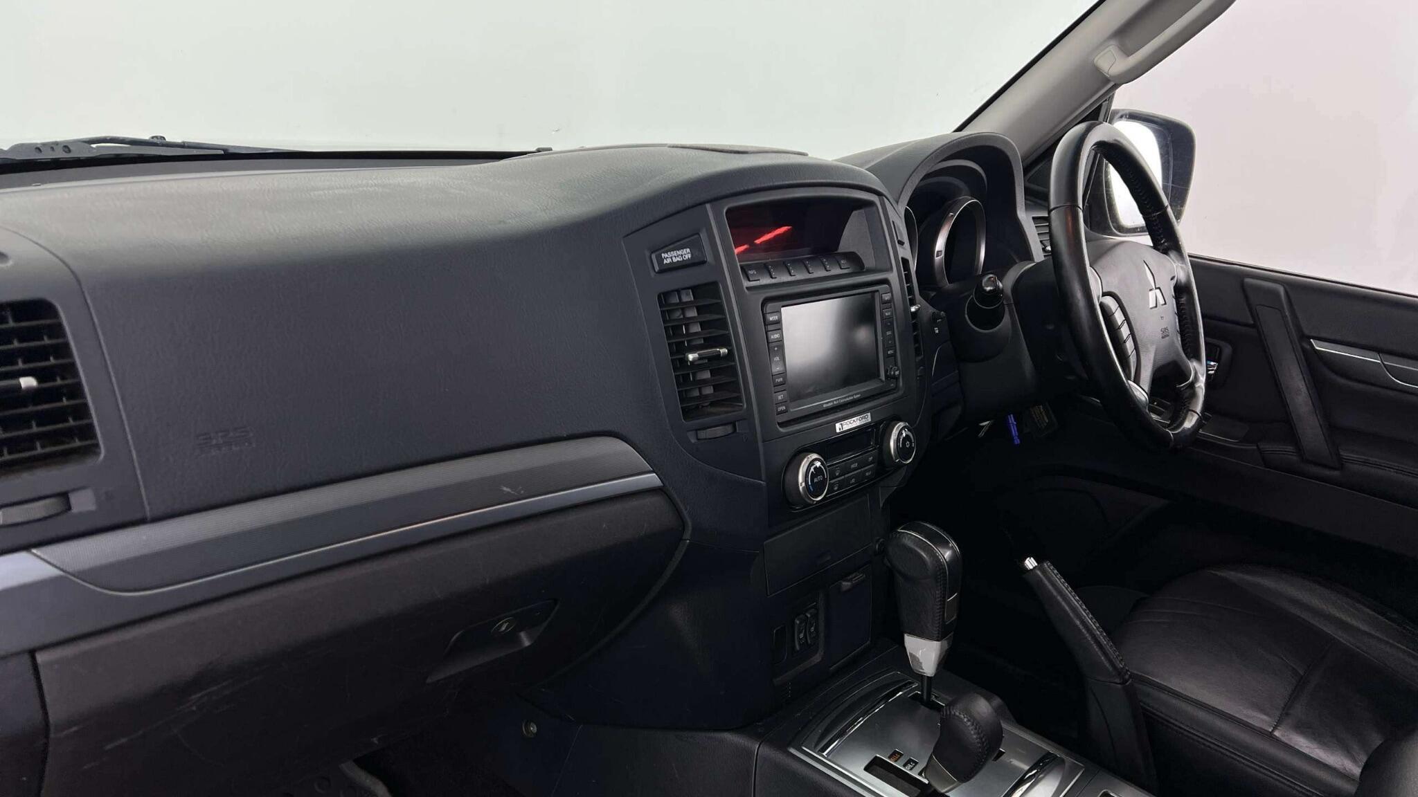 Mitsubishi Shogun - Image 13