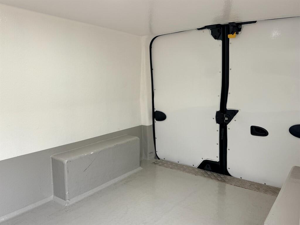 Renault Trafic - Image 10