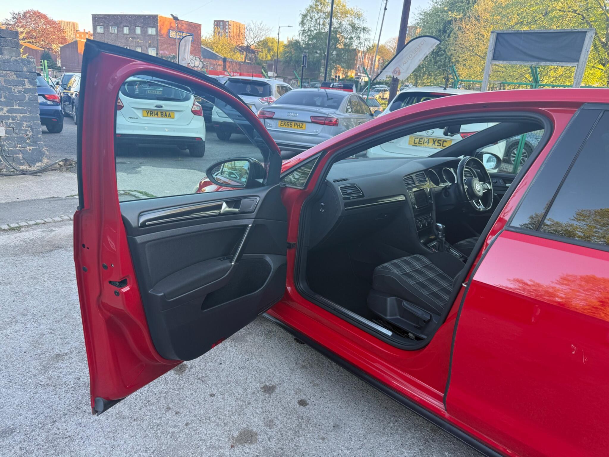 Volkswagen Golf - Image 24