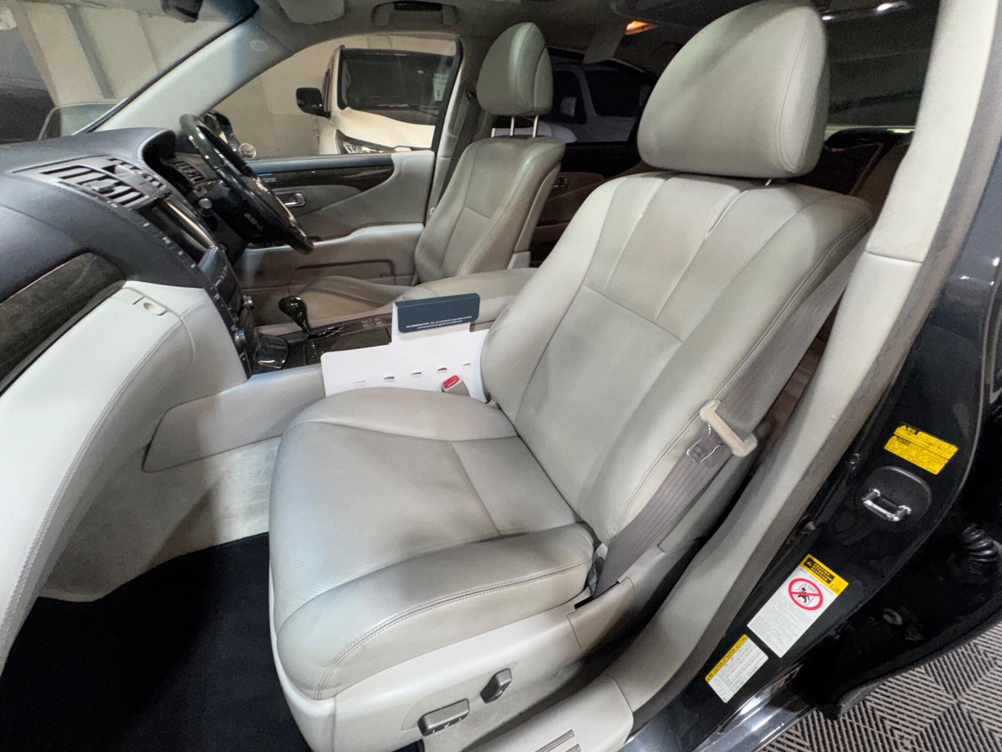 Lexus LS - Image 10
