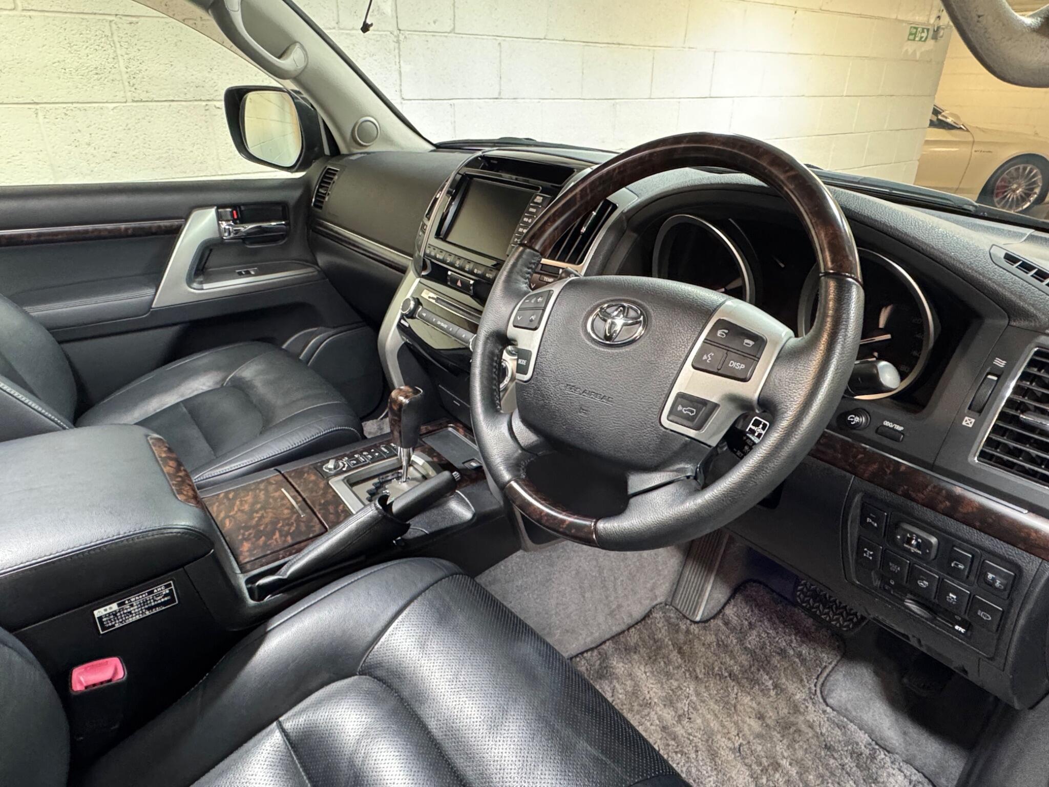 Toyota Land Cruiser - Image 8