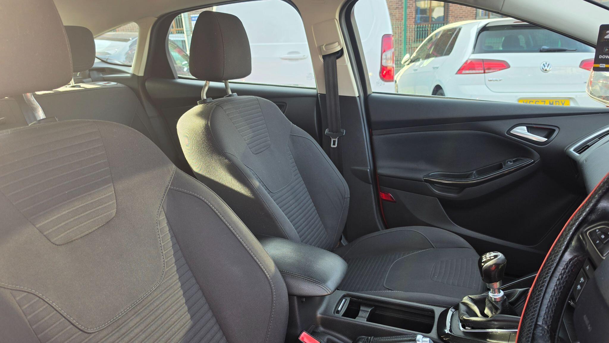 Ford Focus - Image 12