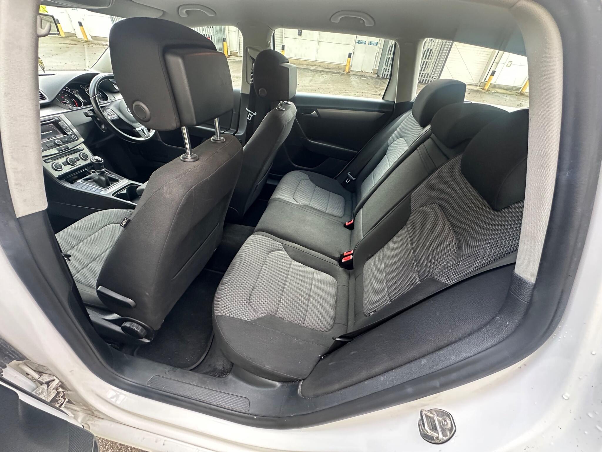 Volkswagen Passat - Image 34