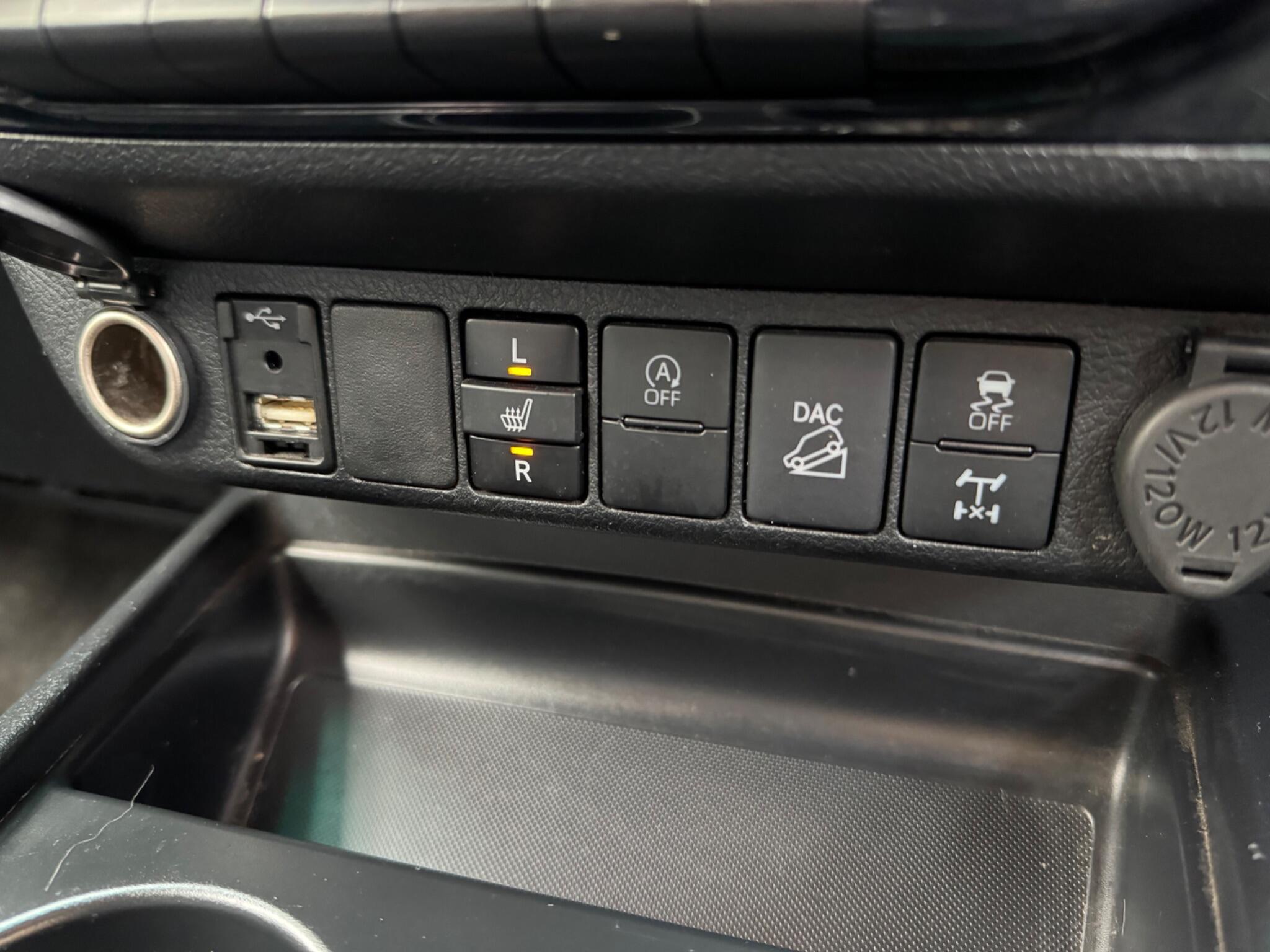 Toyota Hilux - Image 19