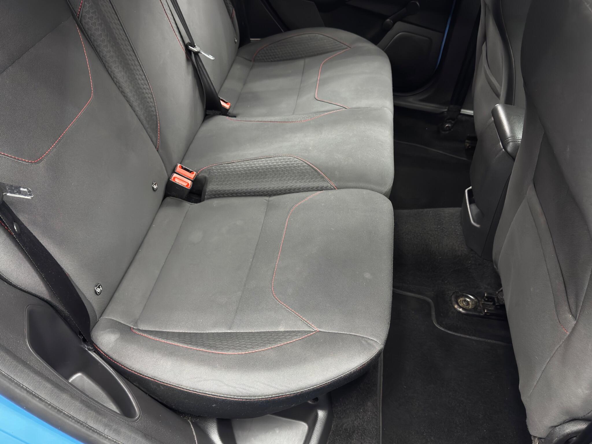 Ford Focus - Image 16