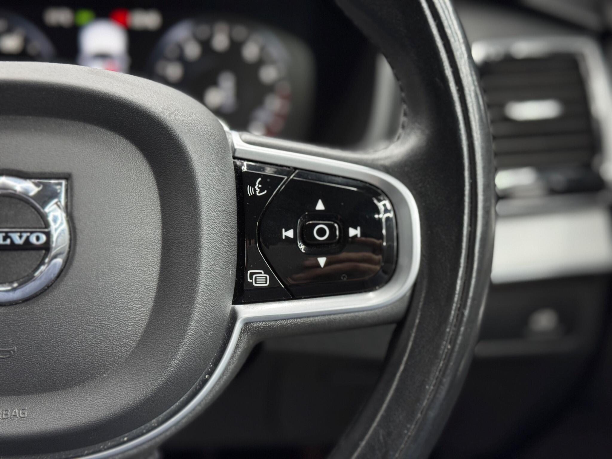 Volvo XC90 - Image 22