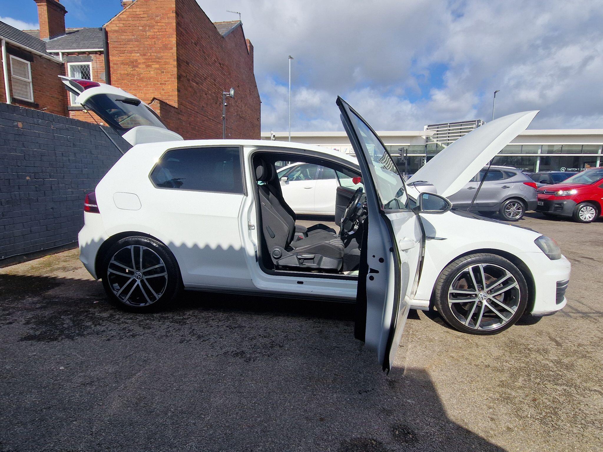 Volkswagen Golf - Image 22